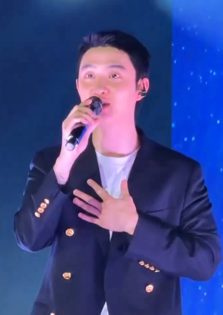 Kyungsoo singing I Do at Siam Paragon ; © mintmag_th on X ; #kyungsoo #dokyungsoo #dohkyungsoo #exo 