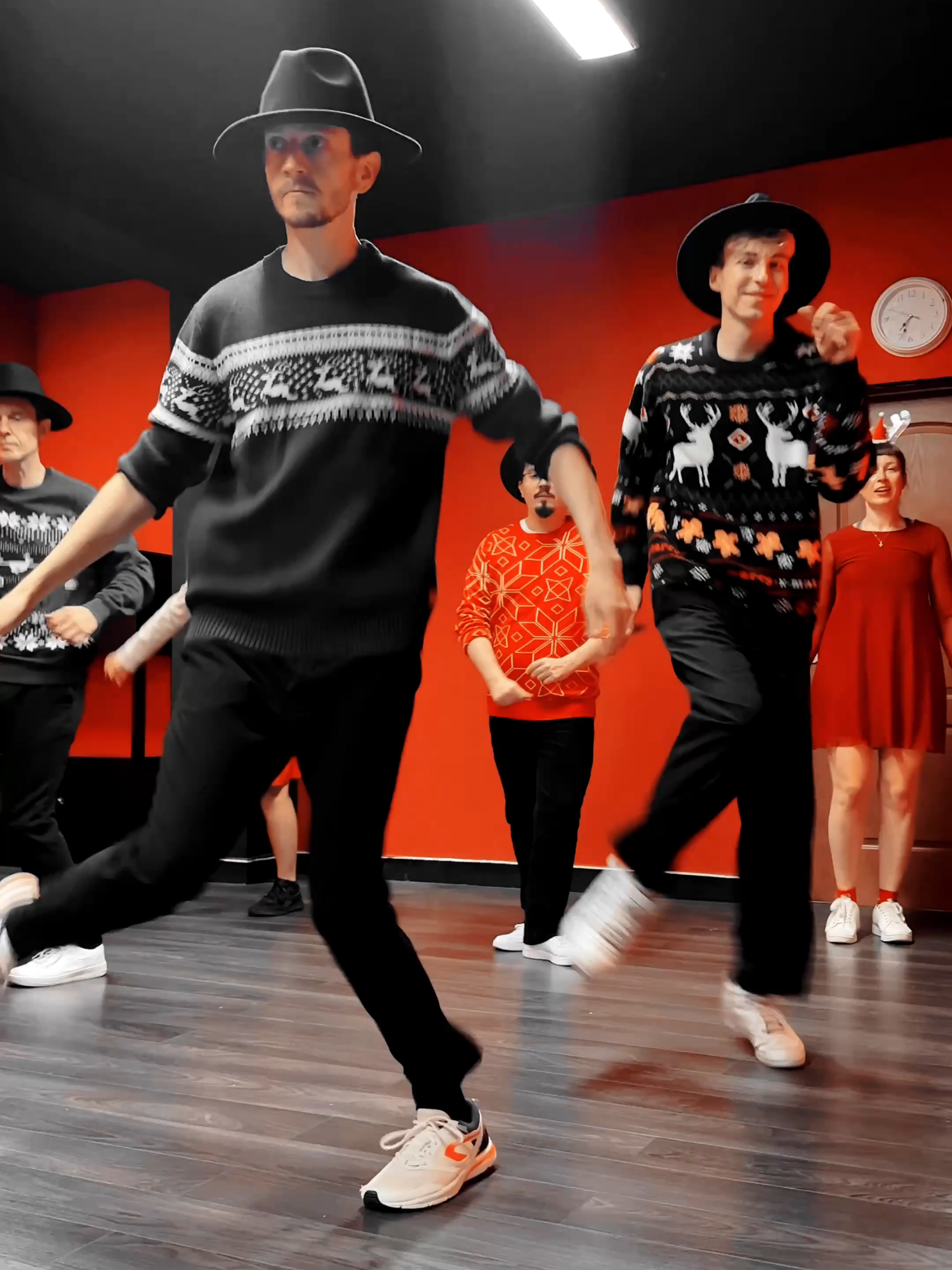 The @shuffledance.pl_studiocrew, together with @em.delacrem wishes you a Merry Christmas! 🎄🎅✨ Spend the holidays in a joyful mood 😊🎁 and dance your way into the new year! 🎉 . . . . 🕺💃 Dancers: Avo, Michał, Martini, Ola, Grzegorz, Jarek, Michał, Aga 💃 Choreography: Em Delacrem . . . . Music: Betty Booom & La PetitOrchestre - Mr. Sandman (Electro Swing Mix) . . . #moonwalk #dancetutorial #electroswing #electroswingfortnite #swingdance #ShuffleDance #letsdance #neoswing #christmas #mrsandman #shuffledancepl #fyp