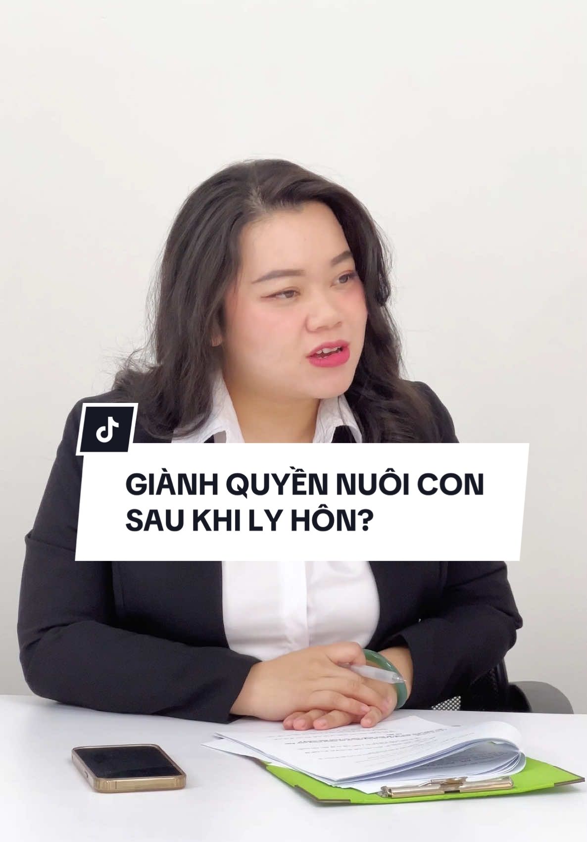 Các mẹ nội trợ có giành quyền nuôi con sau khi ly hôn được không? #luatsuphucan #tuvanphapluat #LearnOnTikTok #askany #lyhon #quyennuoicon #honhan 