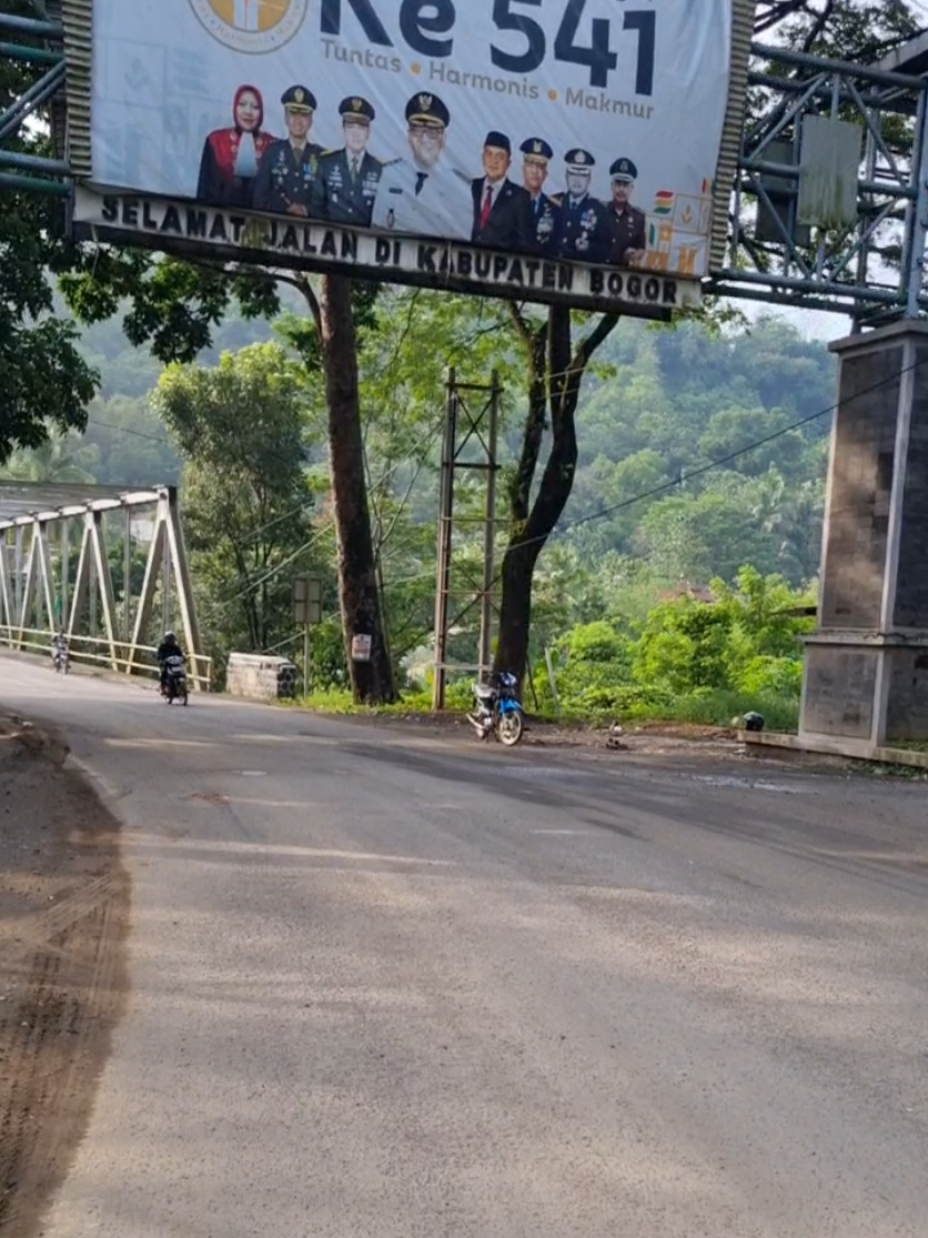 Selamat jalan di Kabupaten Bogor... #motoran #bogor #jalan #storyjalanan #perbatasan #story #tiktok #storywa #fypシ #storytime #pagi #fyp #adem #sebatasperjalananpribadi 