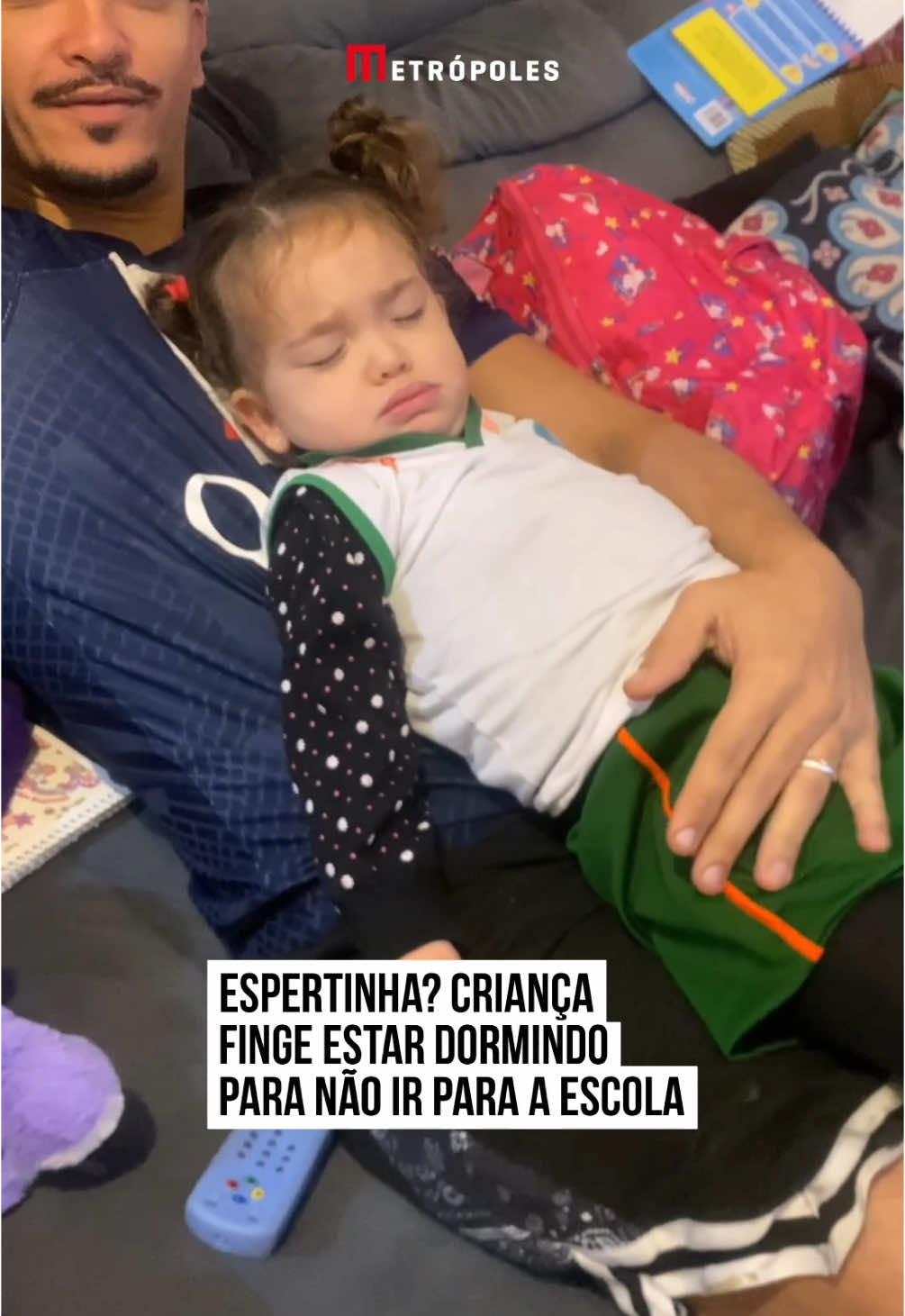 😂 Em uma tentativa de não ir à #escola, uma #criança fingiu estar dormindo. O pai, percebendo a #estratégia, propôs levantar o braço da filha, dizendo que se ele ficasse em pé, significaria que ela realmente estava dormindo.  O pai não conseguiu conter o riso, transformando o momento em uma brincadeira divertida. #tiktoknotícias 📸  @Elistavaresflor | @myhoodbr