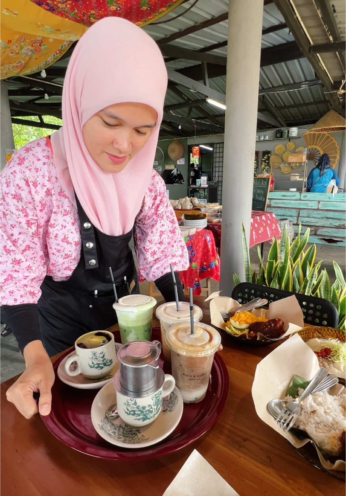 Sarapan pagi di tepi airport di Kuantan ✈️ 📍 Warong Kita & Kopi, Kg Pandan 1, Kuantan ⏰ 7 pagi - 12 tengahari  ✍🏼 Video ini sumbangan promosi dari Kerajaan Negeri Pahang #ilovepahang #pahang #kuantan #warongkita #kitadankopi #sarapanpagi #breakfast #makanpagi #nasilemak #rotinancheese #nasikerabu #nasiminyak #coffee #makansedapkuantan #MakanLokal #pahang1st #majuteruspahang #fyp #fypviralシviral #fypシ 