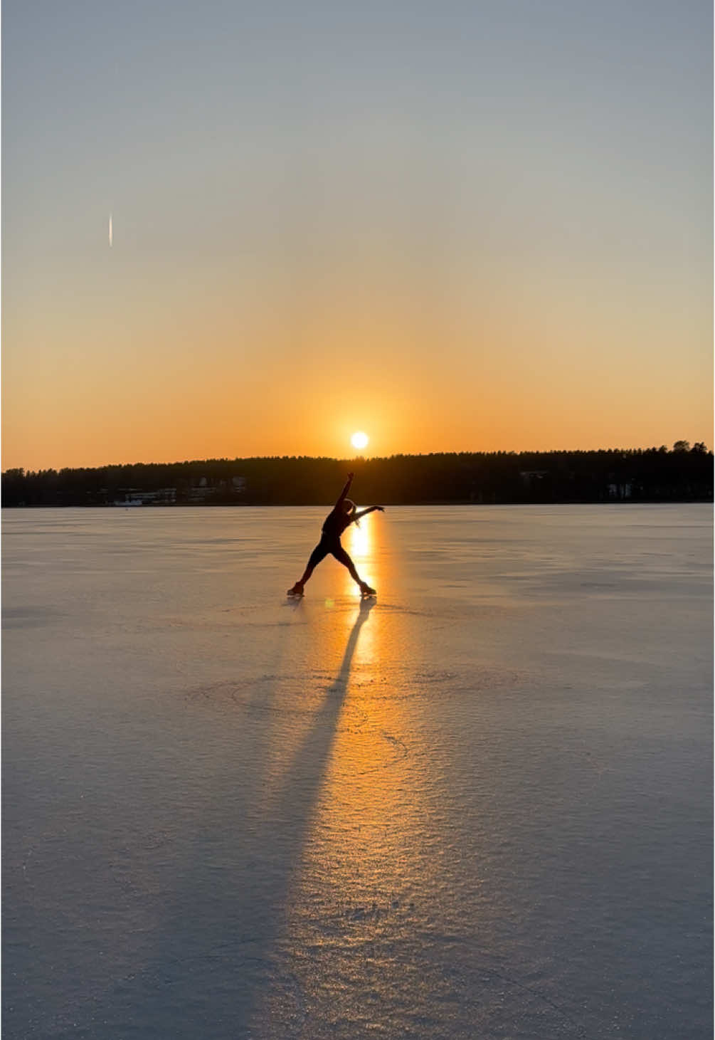 ❤️‍🩹 #outdoorice #winter #lake #iceskatingtiktok #christmas #figureskatingtiktok #finland #outdooriceskating 