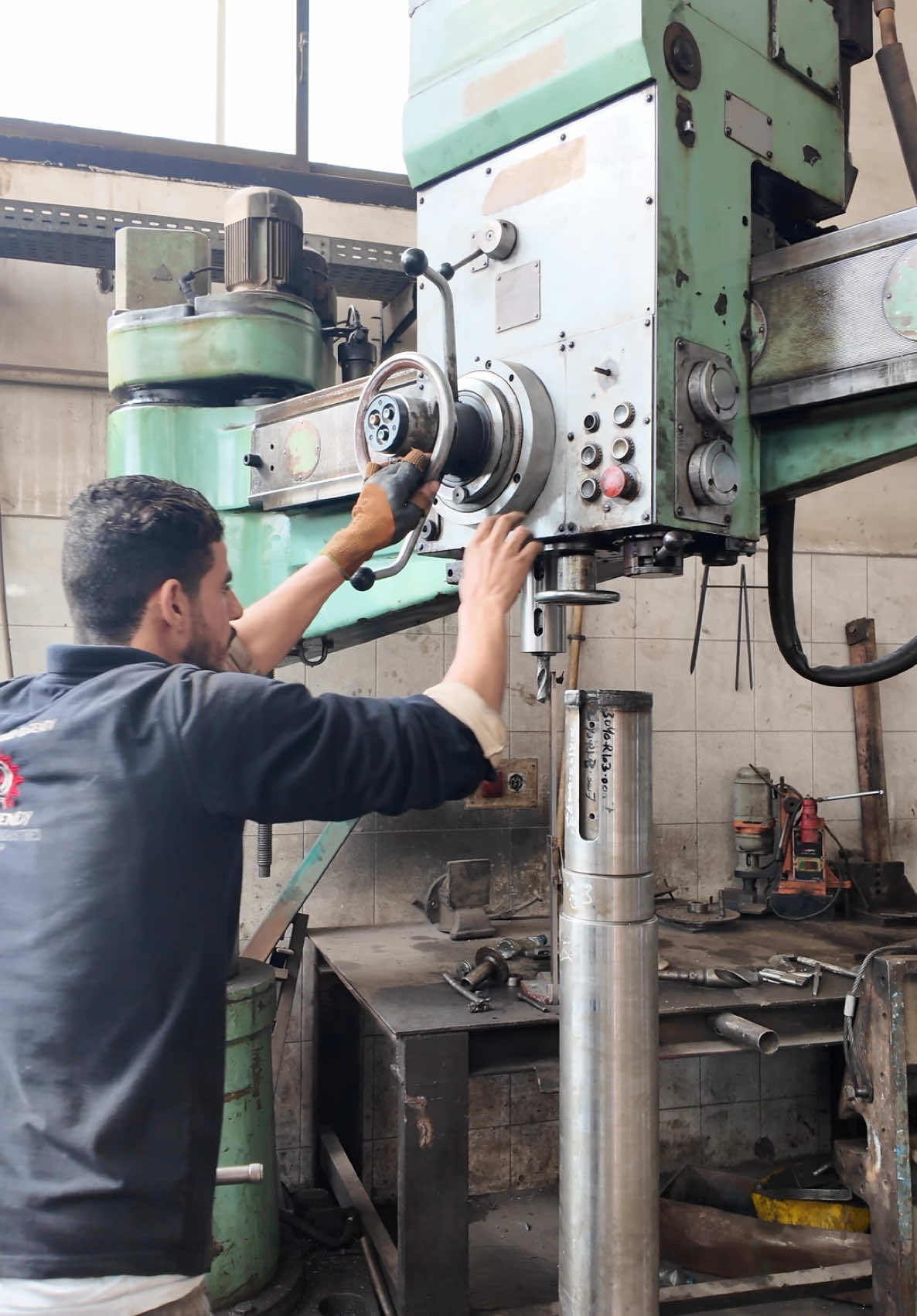 Setting up a shaft for drilling on a radial drill 🏭#machining #turning 