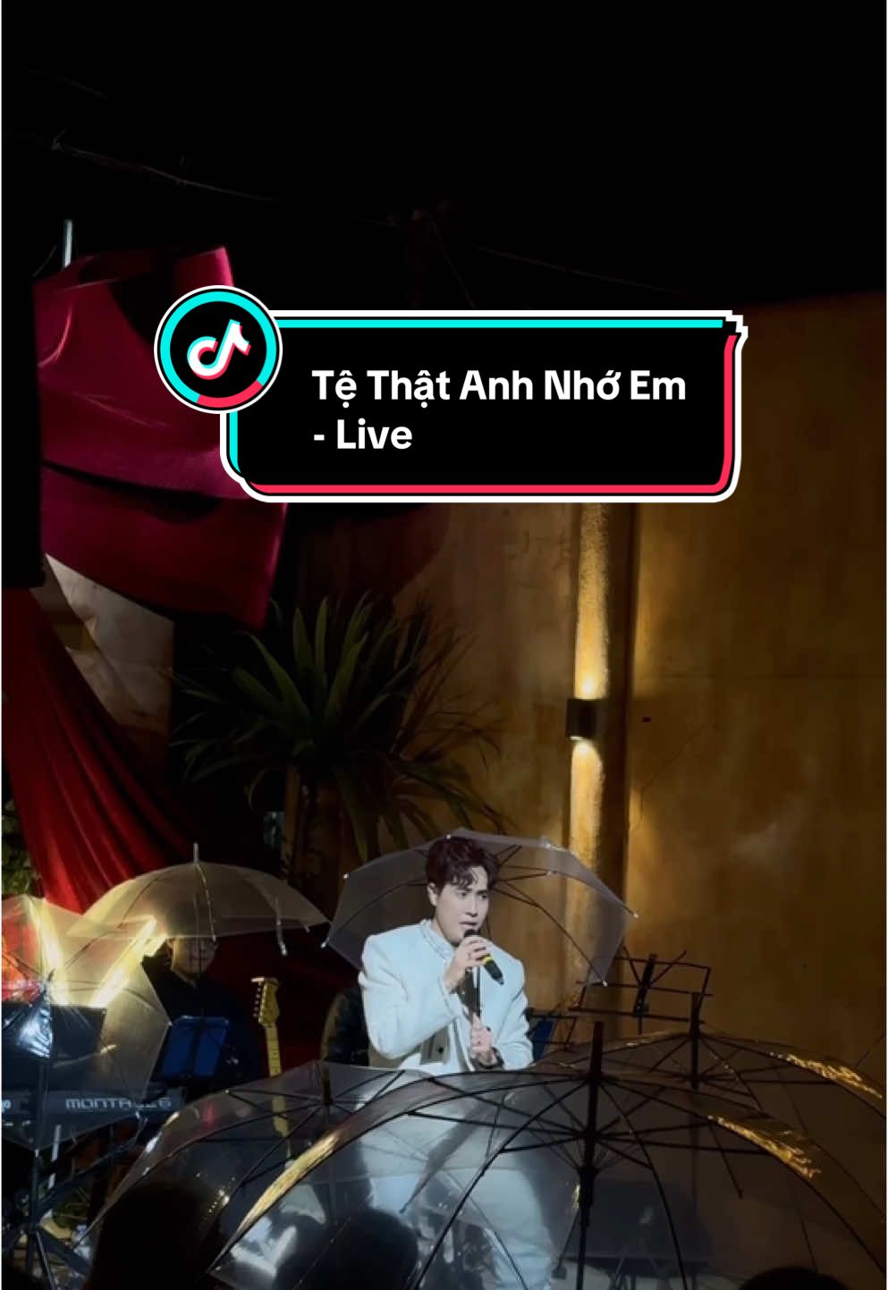 Tệ Thật Anh Nhớ “Ems” - Live Lâu lắm rồi mới được hát trong một không khí cafe gần gũi với khán giả như vậy. Trước khi đến, mình luôn lo sợ khách ít vì sẽ chẳng có ai biết mình. Không ngờ đông kín chỗ. 😍 Khán giả Hải Phòng nhiệt tình, đáng yêu nhưng cũng bật mình không thương tiếc. 😃 #tethatanhnhoem #thanhhung