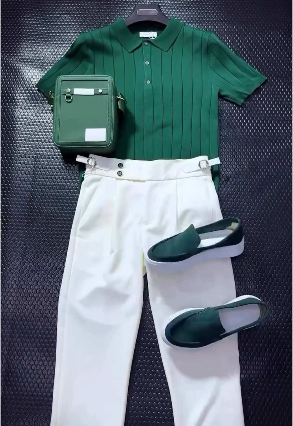 Olha essa combinação de verde e branco muito top ficou. Comenta aí se você gostar dessa combinação👇 #combinacaodecores #estilomasculino #modamasculina #homemdepresenca #bemvestidosempre @Homem de Presenca 