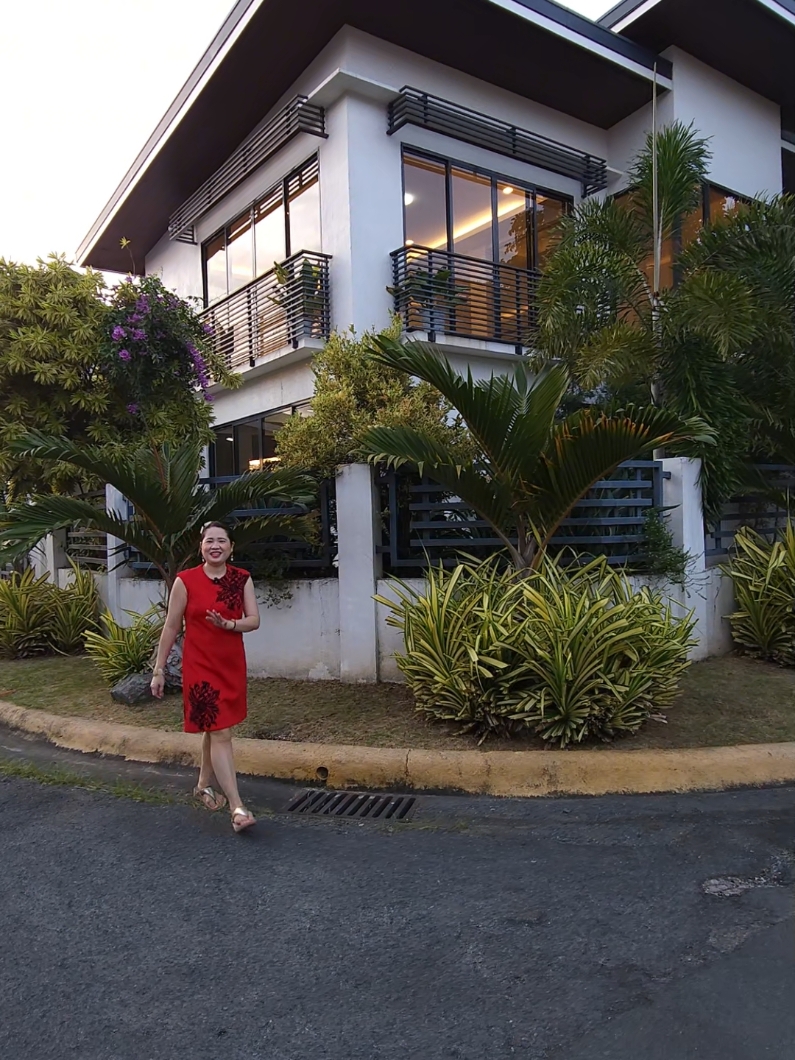 Corner Brandnew Stylish Modern House in Las Pinas. Full House Tour In YouTube  Homesearch Philippines. Details in comment section 📞Please Call for viewing contact in Bio Please follow me here and subscribe na din po here sa Youtube, para makita nyo mga new houses on the market.🙏❤️ #houseforsalephilippines #HouseAndLotForSale #realestatebroker #realestate #Realty #modernhouse #houseforsale #homeforsale #fyp #bfhomes #LASPINAS #beautifulhouse #viralreels #townhouse #townhouseforsale #realestateph 