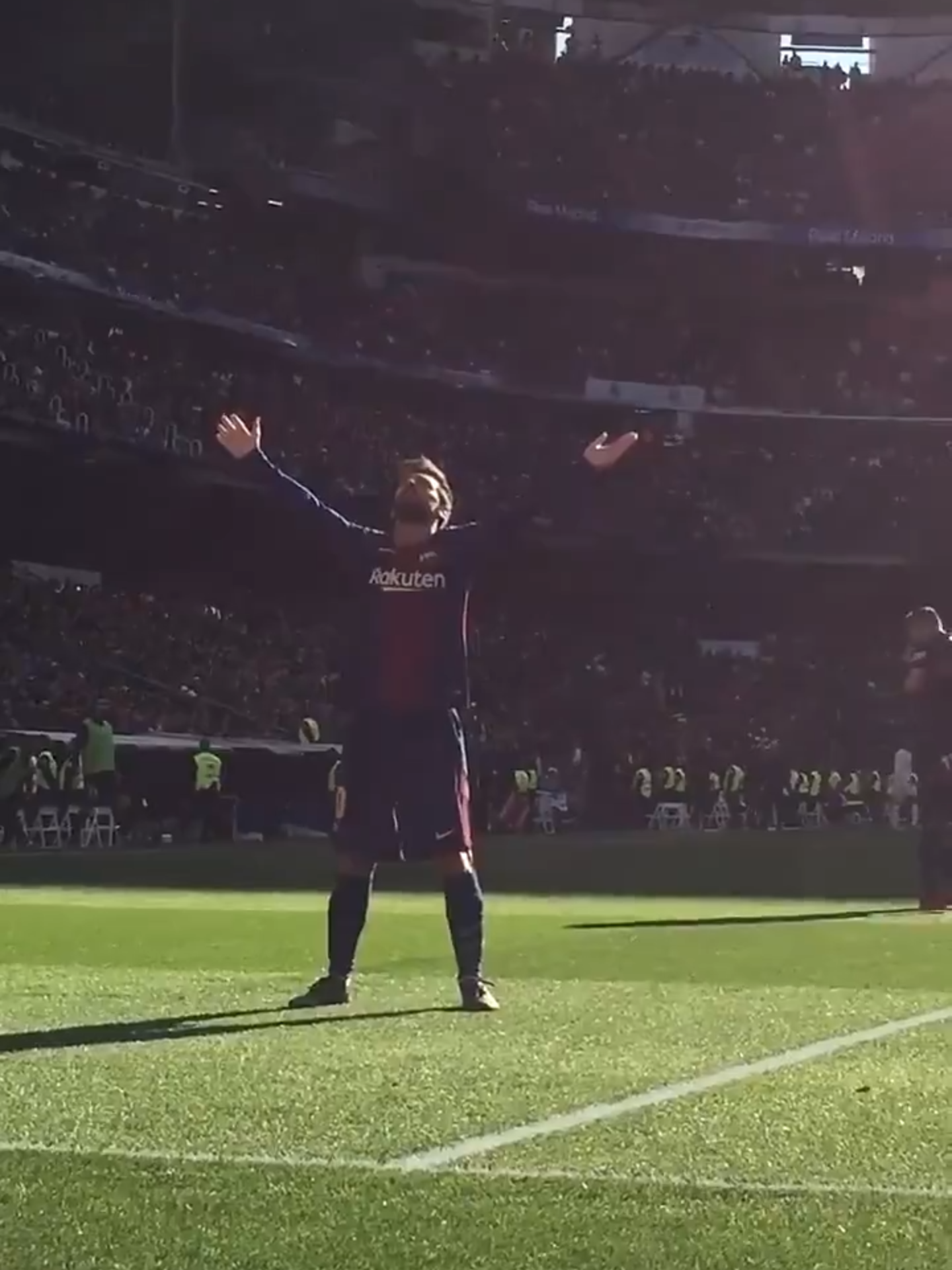 ICÔNICO! 🇦🇷👏 7 anos atrás, Lionel Messi fazia um golaço no Santiago Bernabéu, dava uma assistência DESCALÇO, e presenteava os amantes do futebol com essa comemoração! 🤯🤯 🎥: Twitter #FutebolInternacional #Messi #FCBarcelona