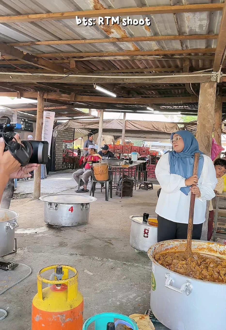 Bring back nostalgia💕 Tahniah Selamat Pengantin Baru buat anak menakan aunty fana & suami faiz. Terima kasih @RTM Malaysia Official sudi singgah di majlis sederhana tapi sangat meriah kampung kami. Masih membudayakan budaya gerau supaya dapat mengeratkan ukhwah sesama penduduk di kampung. Moment yang sempat dicapture, tuan rumah sibuk. The rest is history. Enjoy💕 #gerau #gotongroyong #majliskahwin #fyp #foryou #foryoupage #fypviral #malaywedding