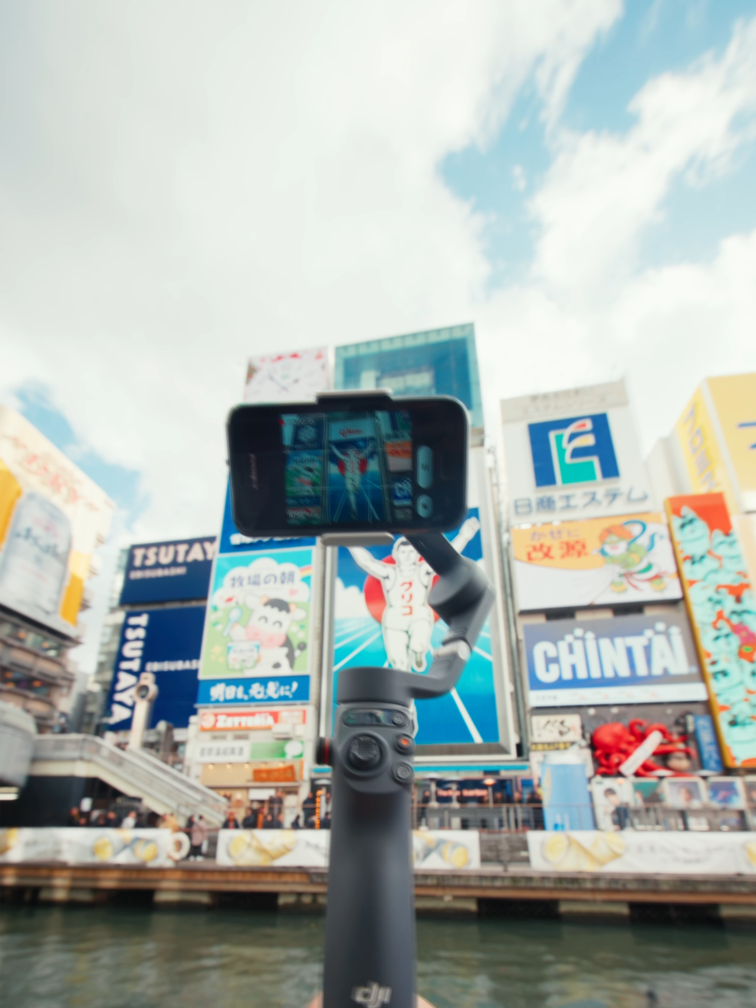 Using a classic phone with Osmo Mobile 6 to capture vintage street vibes? ✨ Rediscover the charm and see the streets in a whole new way! 📸🏙️ 🎥: @uekan2b  #OsmoMobile6 #VintageVibes #StreetPhotography #ClassicViews #Fyp