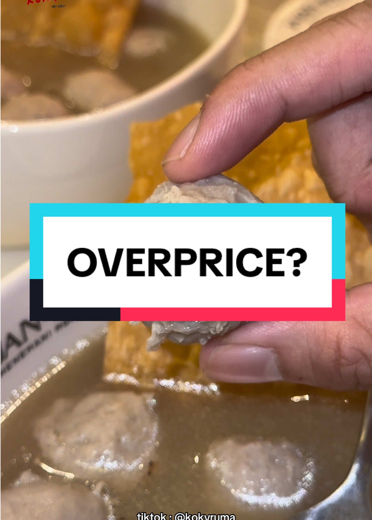 BACA CAPTION DULU WOY! Tentunya ada harga ada kualitas, Ada ga makanan overprice? ya ada aja, cuman yang jelas GW SANGAT TIDAK SETUJU kalau tempat makan yang satu ini dibilang overprice. Basonya mereka itu bener2 enak, tekstur dagingnya berasa, basonya garing, manteb pol. Kuahnya juga clean, rempahnya juga ga nanggung. Saran gw kalo makan baso itu pake nasi, jangan pake bihun / mie, karna biasanya bihun / mie itu basah, jadi rasa kuahnya bisa drop Gorengannya itu dia udh goreng sebenernya, cuman karna di airfry lagi, jadi ga terlalu berminyak.  Moga2 cepet2 buka cabang ya di GS @JAJANBAKSO  #kokyjajan #reviewmakanan #reviewjujur 