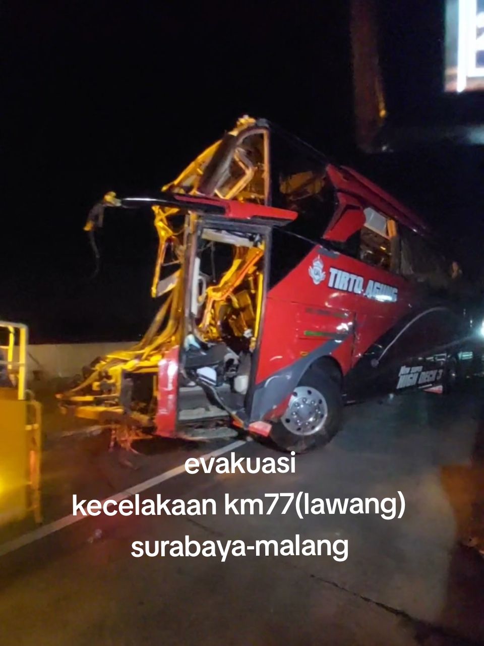 evakuasi Kecelakaan yang melibatkan bus tirto agung yang mengangkut pelajar dari SMP IT Darul Quran Mulia Putri, Bogor dan truk (pakan ternak) terjadi di Tol lawang KM 77+100, Malang, Jawa Timur pada Senin (23/12/2024) sore. #CapCut #kecelakaan #km77 #potirtoagung #tirtoagung #bus #smpitdarulquranmulia #darulquranmulia #darulquranmuliabogor #lawang #malang 