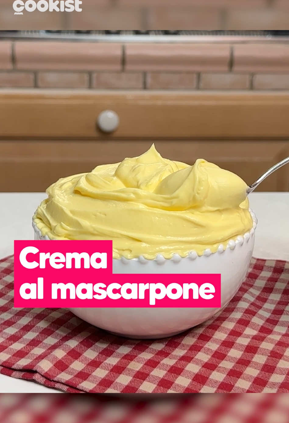 Immancabile nel tiramisù ma è buonissima anche spalmata sul pandoro!🤩

👩🏼‍🍳La nostra @SweetsMelissa ci fa vedere come preparare la crema al mascarpone!

👉INGREDIENTI
PER LA CREMA:
500g mascarpone
4 tuorli 
1 cucchiaio di zucchero (circa 20g)
1 cucchiaino marsala (o liquore a scelta)

PER LO SCIROPPO:
40g di acqua
70g di zucchero

👉PREPARAZIONE
1. Monta i tuorli con 15-20 g di zucchero fino a ottenere un composto chiaro e spumoso.
2.  Prepara lo sciroppo: in un pentolino unisci lo zucchero e l’acqua, e porta la temperatura a 121°C (usa un termometro da cucina per precisione).
3. Versa lo sciroppo a filo sui tuorli continuando a montare con le fruste elettriche, fino a quando il composto sarà freddo. Questo procedimento non assicura la pastorizzazione integrale del composto, per quello ti consigliamo di procedere con il bagnomaria.
4. Ammorbidisci il mascarpone eliminando il siero e incorporalo delicatamente alla pâte à bombe, usando una spatola o le fruste a bassa velocità.
5. La crema al mascarpone è pronta! Se vuoi, puoi aggiungere panna montata (100-200 g) per una consistenza ancora più leggera.

#cookist #cremaalmascarpone #mascarpone 
