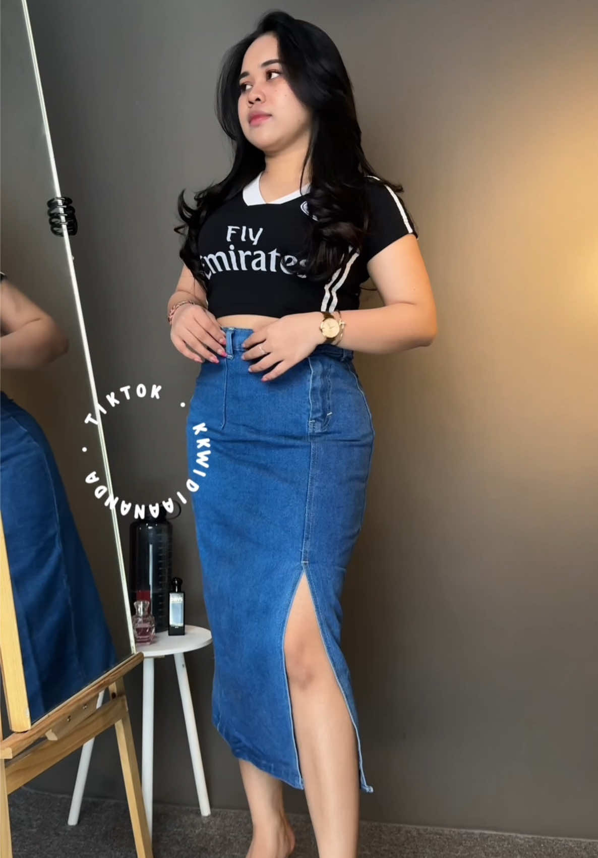 Rekomendasi crop top rib dipaduin rok jeans belah samping bahan tebal harga murce 🥰🥹🙃 #croptop #rokjeans #outfit 