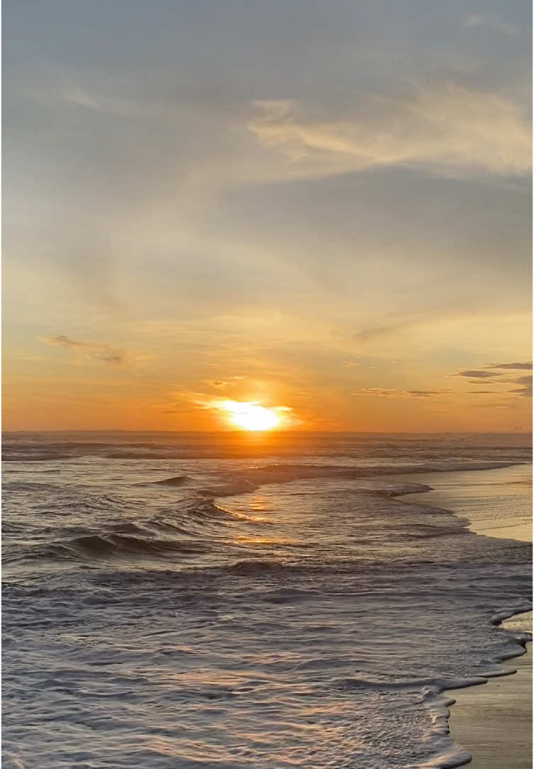 Siapa nih yang ga sabar nikmatin SUNSET di Bamboobeach&bar😍 #bamboobeachbar #pangandaranbeach #pantai #brandapangandaran #infopangandaranterkini #jawabarat #tranding #healing #virall #soundhealing #fyp 