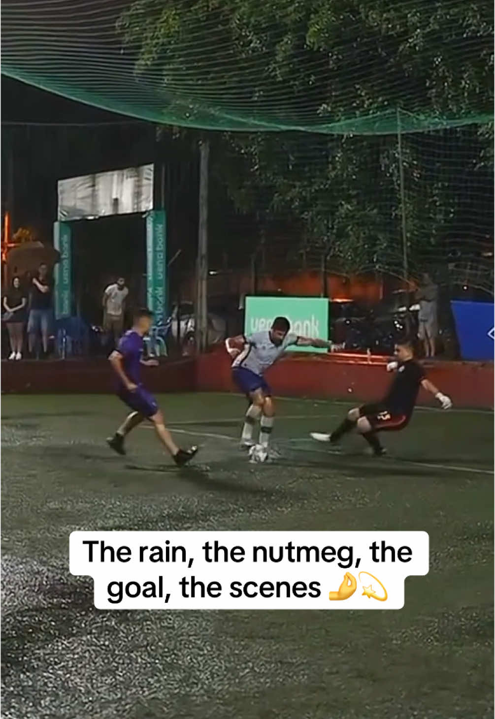 Pure cinema 🤩 the way the keeper took out his player loool 💀 (IG: interconsultoras_py #sundayleague #sundayleaguefootball #golazo #golaço #futbol #goal #footballtiktok #football #futebol #goviral #trending #risingballers #Soccer #soccertiktok #aura #fyp 