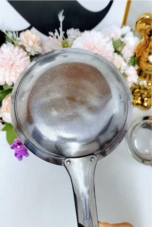 This foam spoon can be used for stewing ribs, eating hot pot, filtering oil, and filtering soy milk. It is made of 304 stainless steel and is very practical. #sievespoon #colander #FrothingSpoon #FilterSpoon