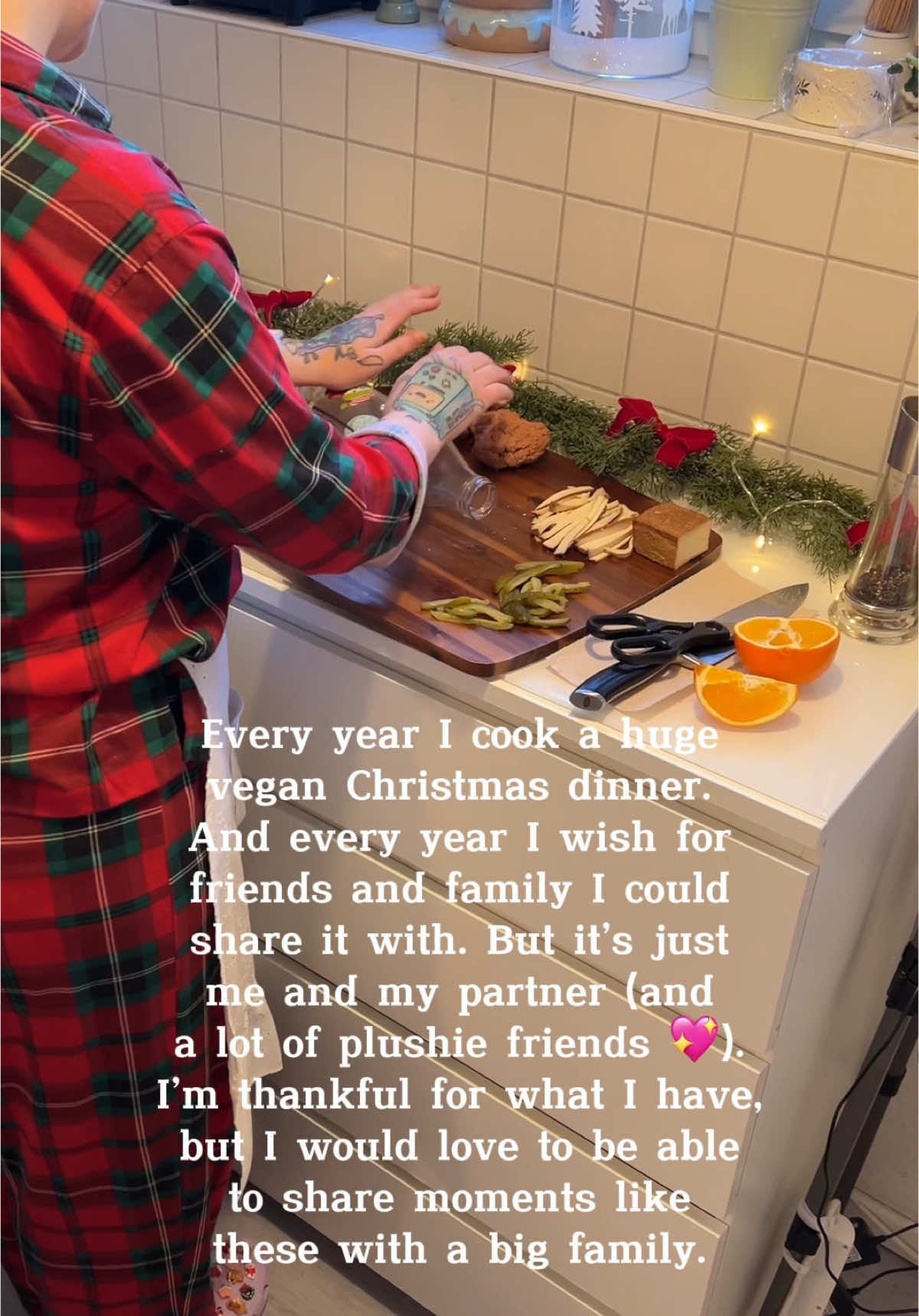 Cherish the time you have with your family and friends! I wish I had either to do so 🥹💖 #christmas #christmasdinner #vegandinner #veganchristmas #veganchristmasdinner #vegan #lonely #nofamily #nofriends 