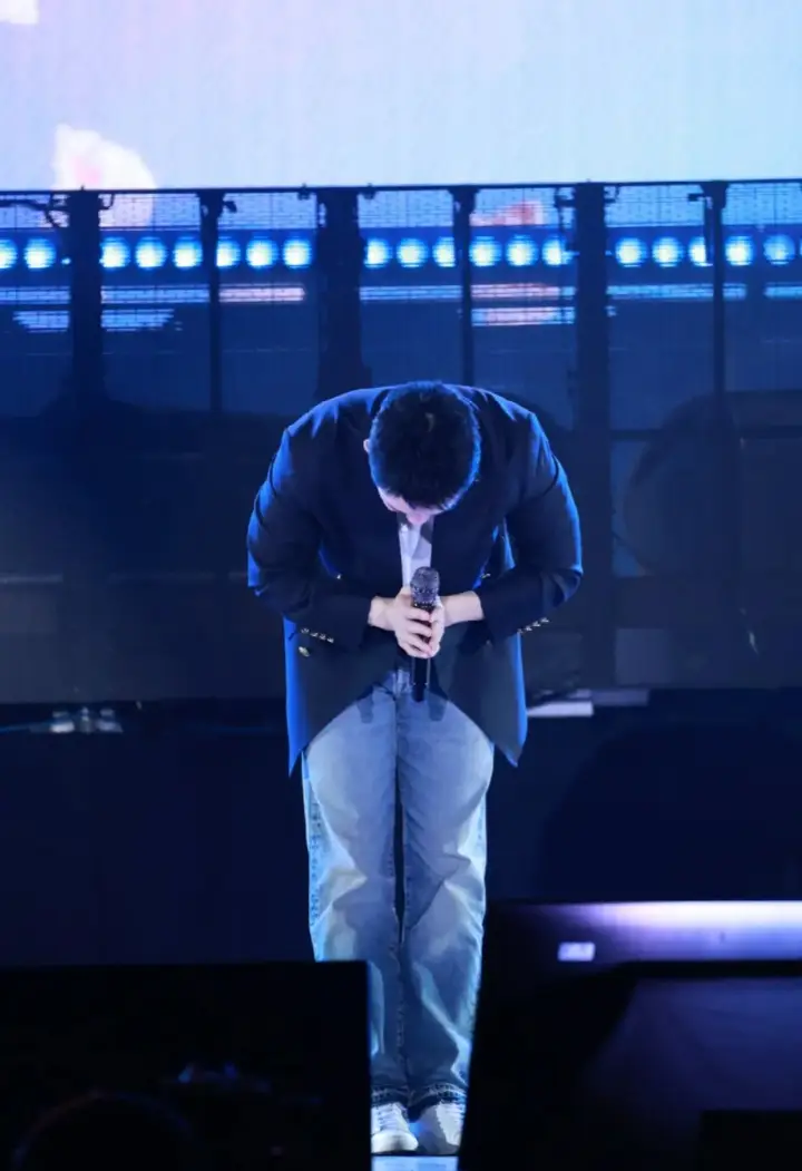 the 90° bow. kyungsoo's constantly humble and polite ;  © weintrend_tv on X ; #kyungsoo #dokyungsoo #dohkyungsoo #exo 