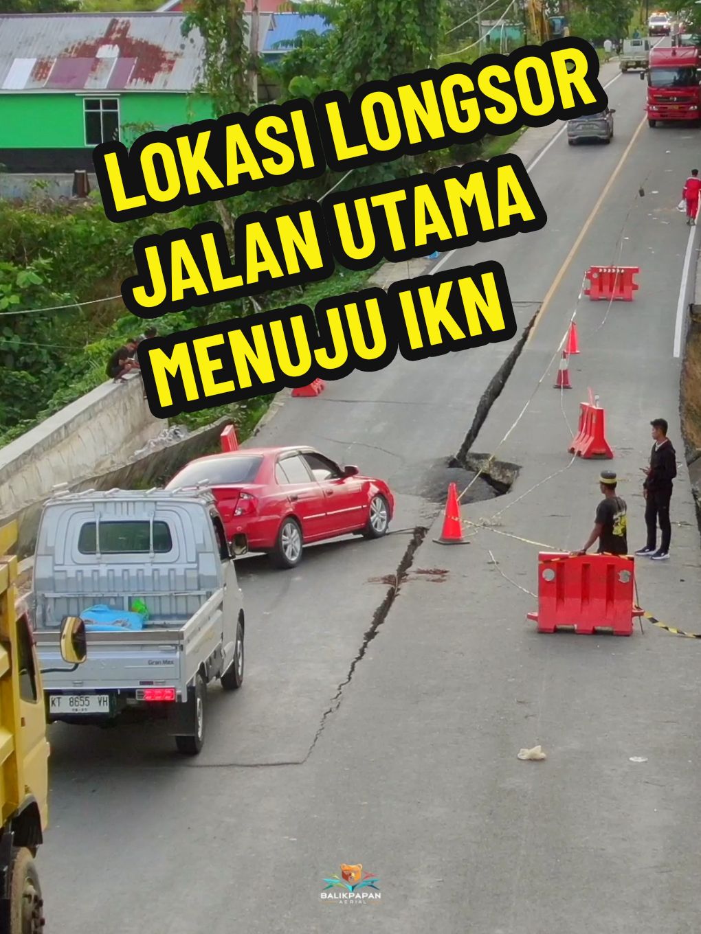 Beginilah kondisi lalu lintas setelah longsor di jalan utama menuju IKN sore tadi.  Untuk motor, mobil dan truk kcil terlihat masih bisa melintasi jalan ini.  video ini di ambil sekitar pukul 17:30 WITA .  .  #balikpapanaerial #retzpro #iknnusantara 