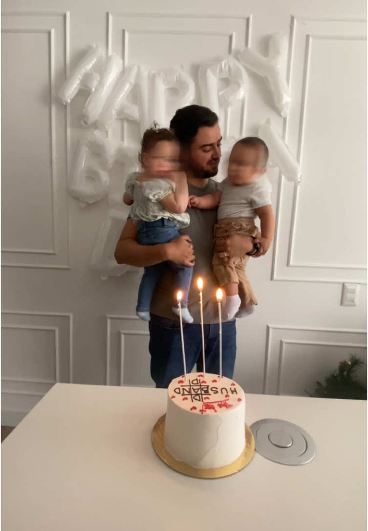 Los aplausos de Lorenzo en el Happy Birthday🥹 #mellizos #papasprimerizos #vidademama #mamasdetiktok #mamasentiktok 