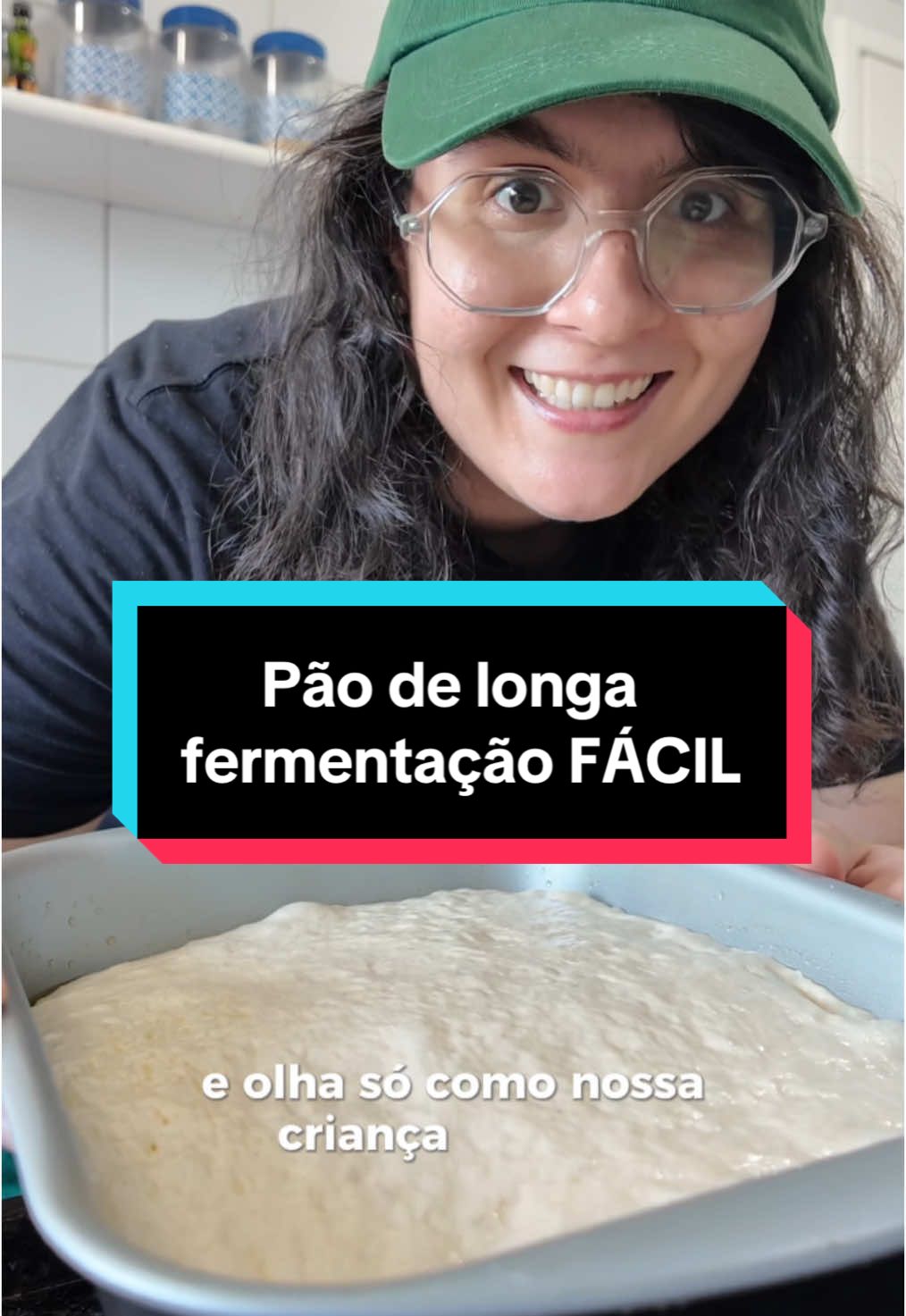 Pão de fermentação longa é mais fácil do que parece! É só misturar os ingredientes e... ter 10 centavos de planejamento e 100% de paciência 😂 A receita que eu usei no vídeo: 3 xícaras de farinha de trigo (360g) 1 xícara de água + um tanto (260ml) 5g de fermento (1/2 pacotinho) 1 colher de chá de de sal (7g) 2 colheres de sopa de azeite de oliva (10ml) #receitasimples #pão #pãocaseiro #tiktokreceita