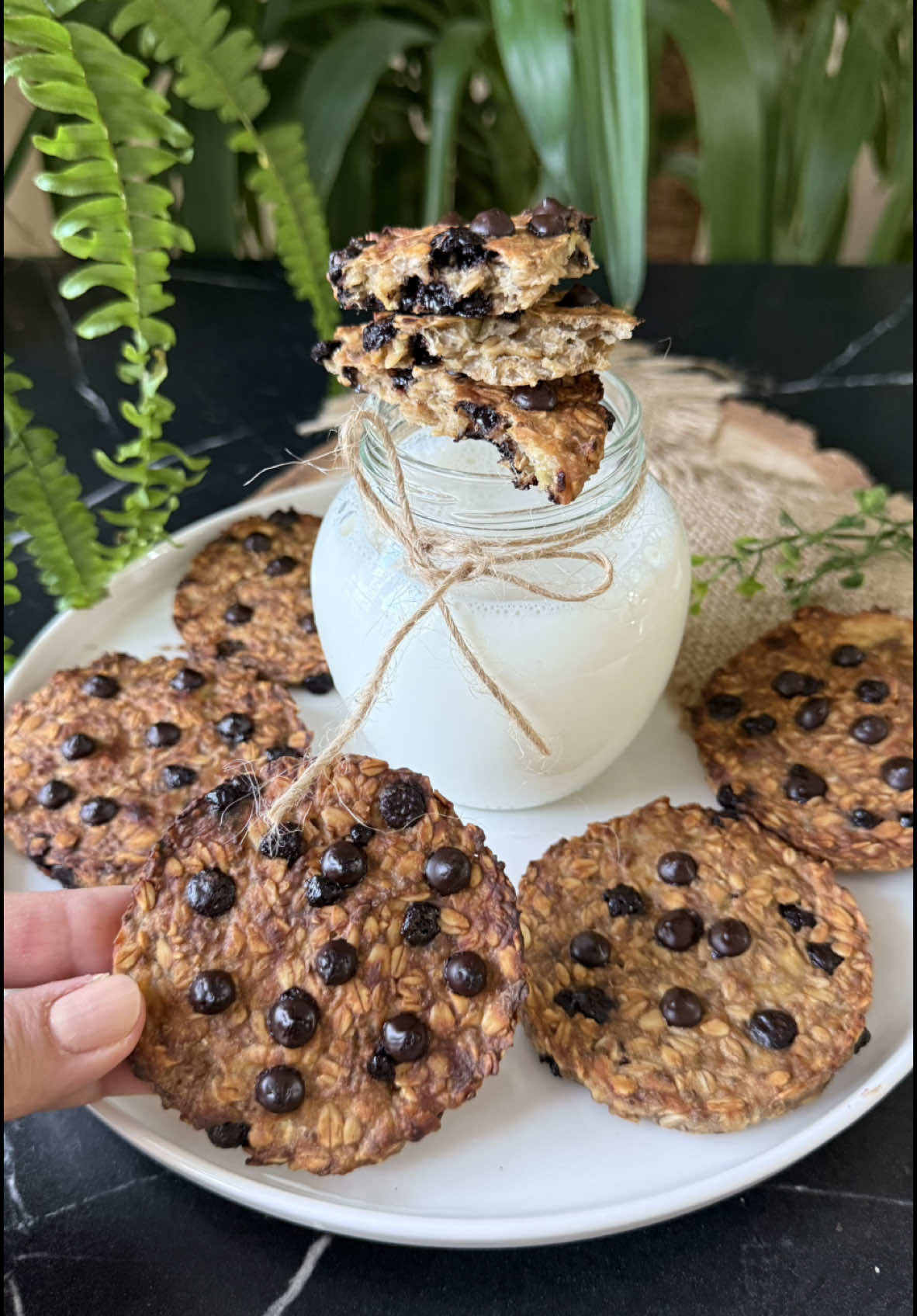 Muzlu Tahinli Cookie  Malzemeler: • 2 olgun muz • 2 yemek kaşığı tahin • 1 su bardağı yulaf • 1 yemek kaşığı chia tohumu • 2-3 yemek kaşığı damla bitter çikolata veya kuru üzüm Yapılışı: 	•	Olgun muzları bir kasede çatalla iyice ezin. 	•	Tahini, chia tohumunu ve yulafı ekleyerek karıştırın. 	•	Karışımı 5-10 dakika bekletin ki chia tohumları sıvıyı emip şişsin. 	•	Damla bitter çikolatanın veya kuru üzümün bir kısmını karışıma ekleyip harmanlayın. 	•	Hamurdan parçalar alıp hafif bastırarak cookie şeklini verin. 	•	Üzerine kalan damla çikolata veya kuru üzümleri serpiştirin. 	•	Önceden ısıtılmış 180°C fırında 15-20 dakika kadar pişirin. Kenarları hafif kızarınca çıkarabilirsiniz. 	•	Soğuduktan sonra servis yapabilirsiniz. #sağlıklıtarifler #kurabiye #tahinlitadlar #fitkurabiye #evyapımılezzet #healthyrecipes #cookies #healthysnack #oatcookies #refinedsugarfree