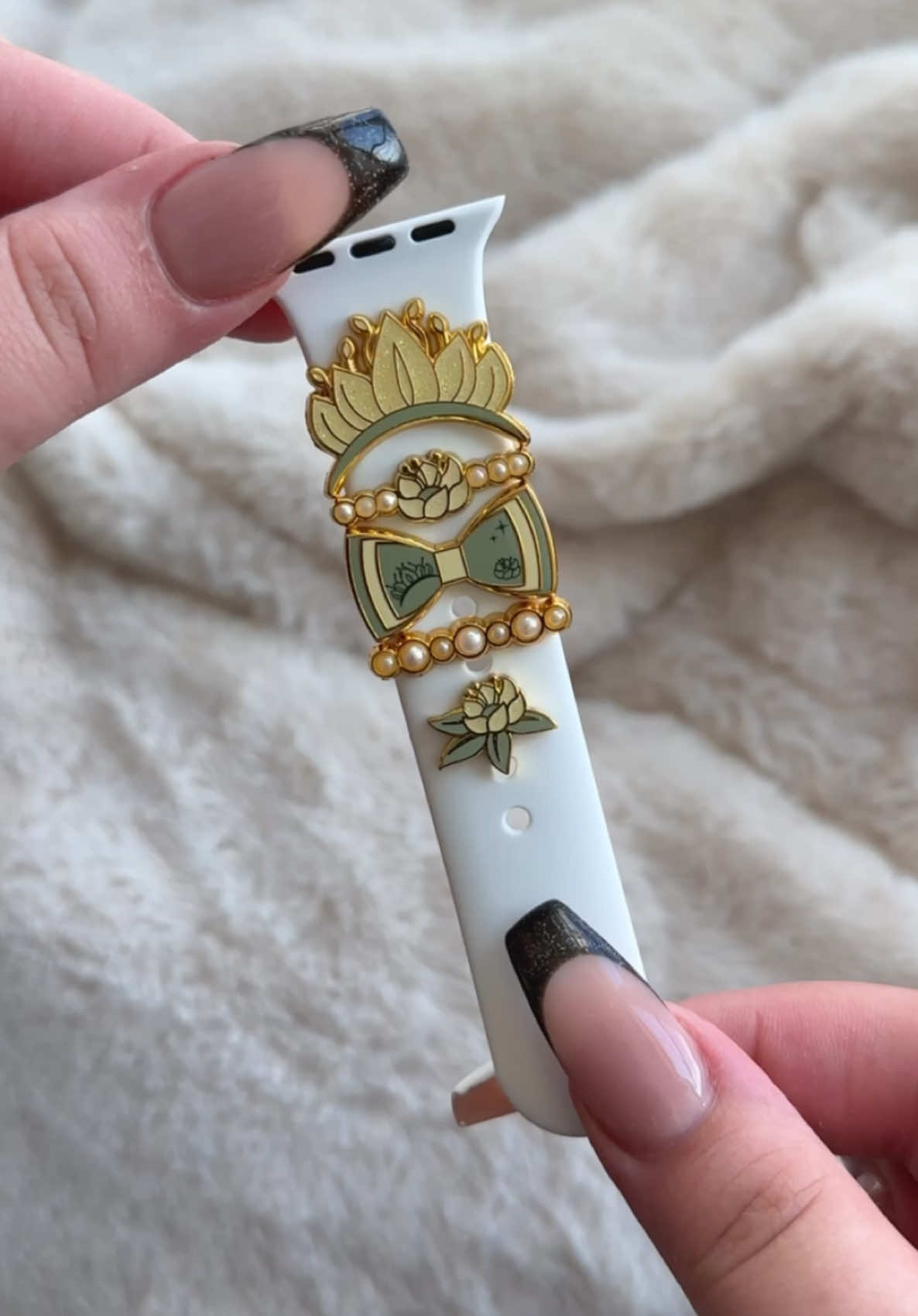 Let’s decorate my watch band with Tiana accessories ✨ #princessandthefrog #tiana #princess #magicband 