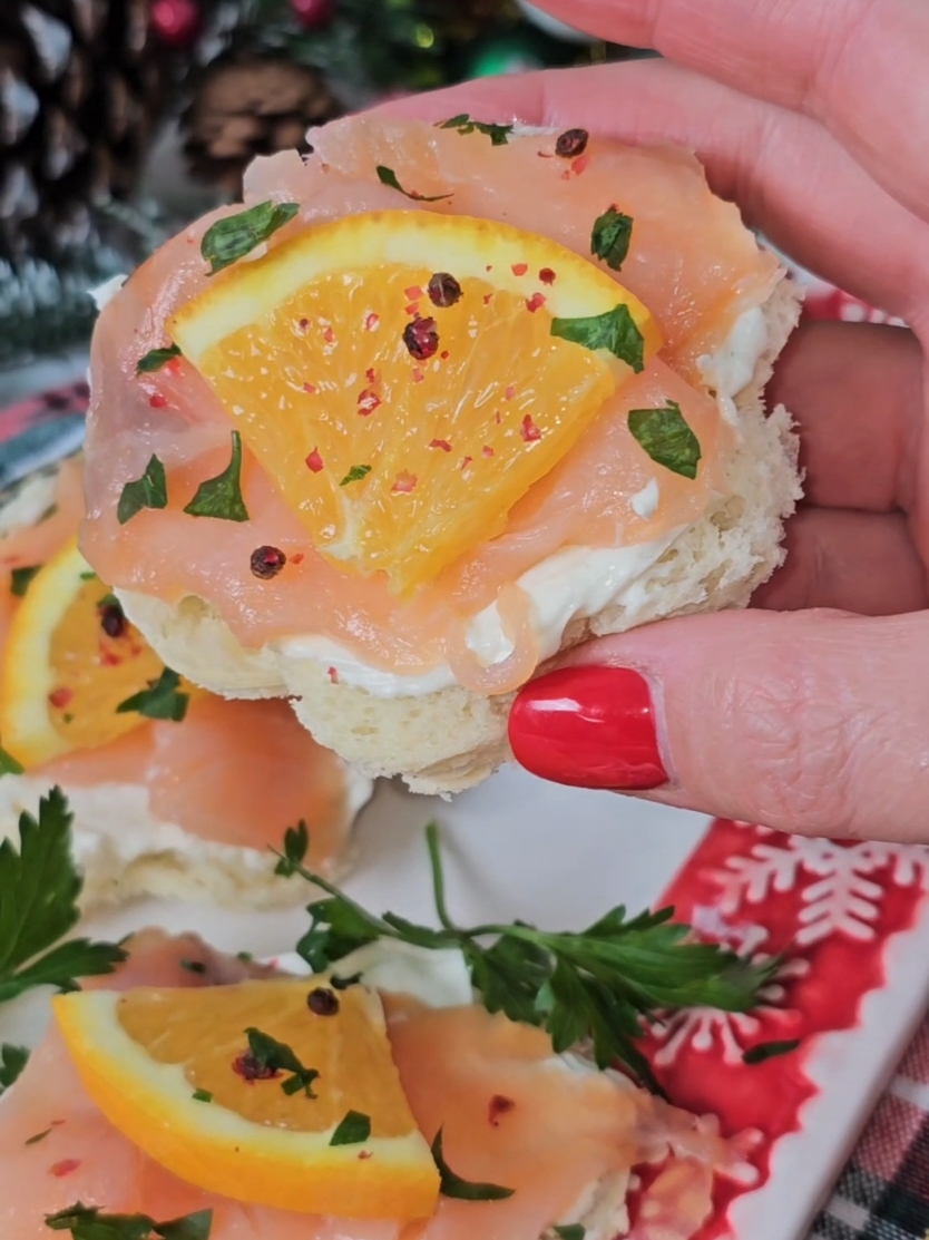 🌟ANTIPASTO DI NATALE ZERO SBATTI🌟 TARTINE ARANCIA E SALMONE 🤩 QUESTE LE DEVI RIFARE! CI METTI 5 MINUTI A FARLE E SONO BUONISSIME! ✅️SALVA LA RICETTA PER NON PERDERLA!✅️ 🤩LASCIAMI UN SALUTO 👋 👉🏼Ingredienti Fette di pane in cassetta o quello per tramezzini Q.b. formaggio fresco spalmabile  1 cucchiaio maionese  Q.b. fette di salmone affumicato  Q.b. pepe rosa  Q.b. prezzemolo #natale #christmasrecipe #antipastonatale #tartine #lacucinadivane 