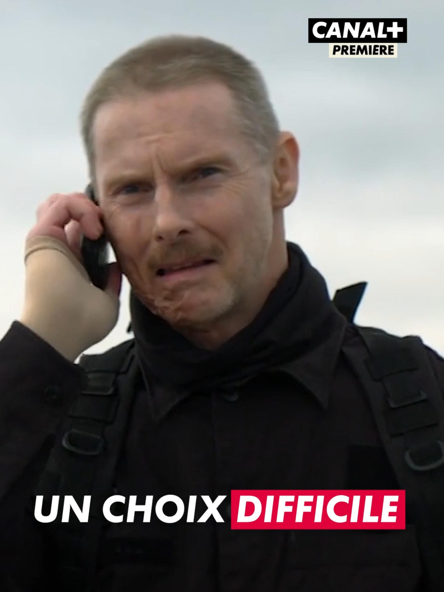 Le commandant est face à un dilemme : va-t-il choisir de sauver sa famille en laissant Jacob Pearce monter à bord de l’avion ? ➡️ PARIS HAS FALLEN Tous les lundis à 20H30 Sur CANAL+ PREMIÈRE #ParisHasFallenCPA