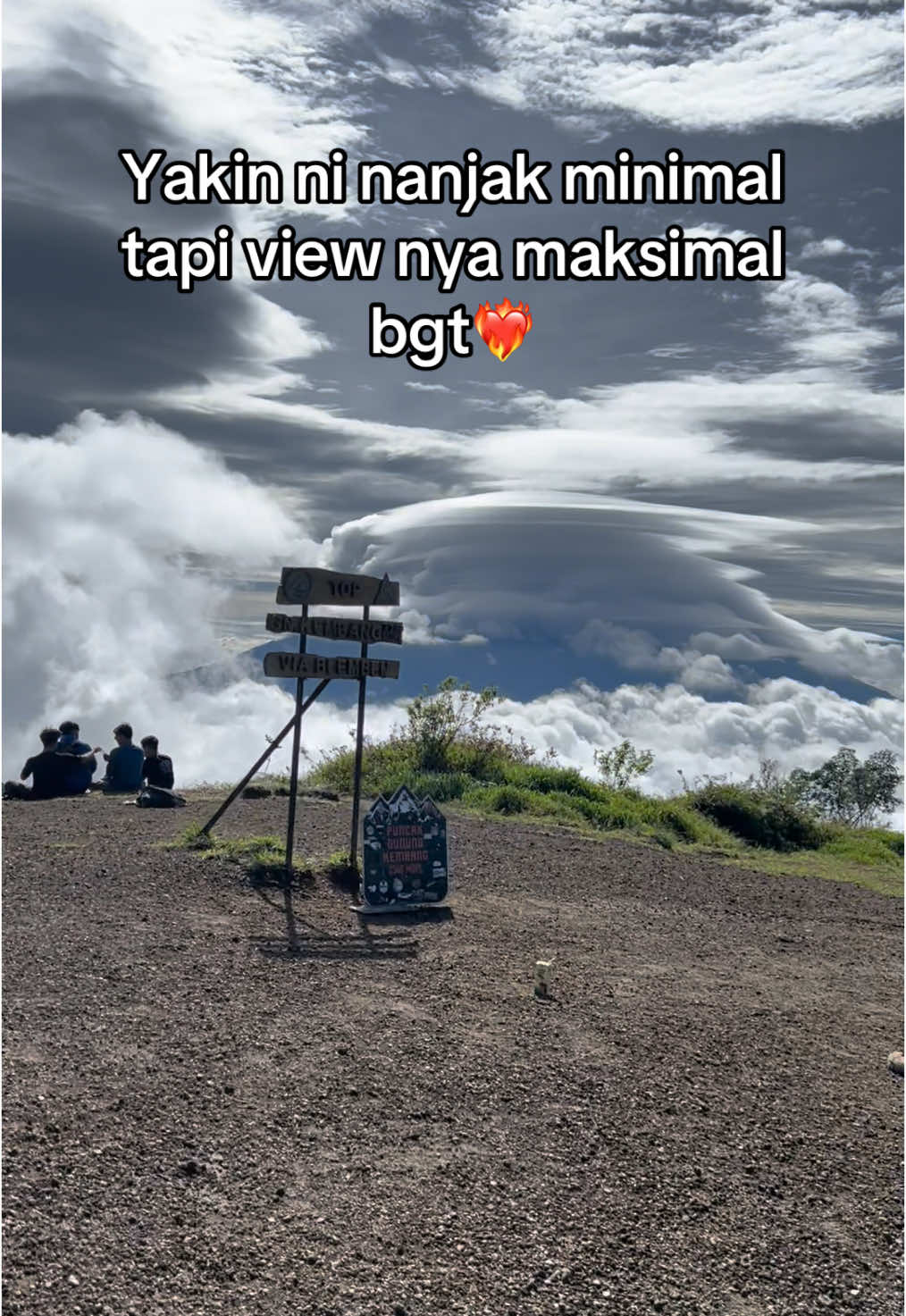 Disuguhkan lautan awan&awan lenticular sindoro sumbing 😍#gunungkembang 