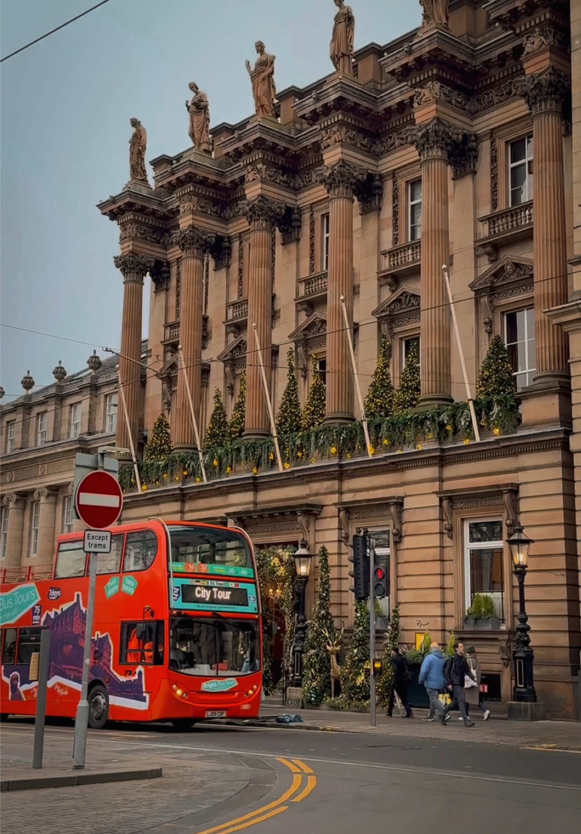 Unromantisising Edinburgh 🏴󠁧󠁢󠁳󠁣󠁴󠁿. Life as it is here on a slow, grey pre-Christmas morning. #edinburgh #edinburghchristmas #fyp #edinburghscotland #PlacesToVisit #smr 