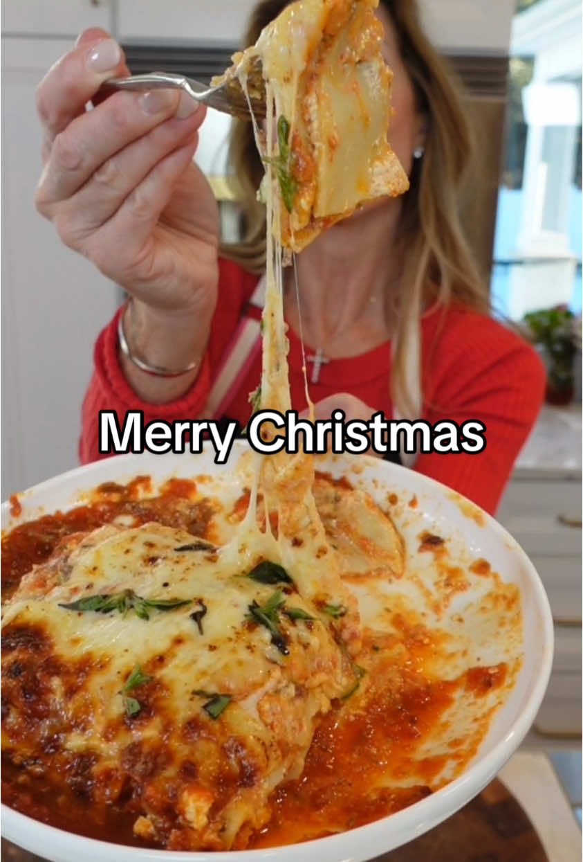 Wishing you and your families a very Merry Christmas🎄 #merrychristmas #foodies #lasagna #cookingwithshereen 