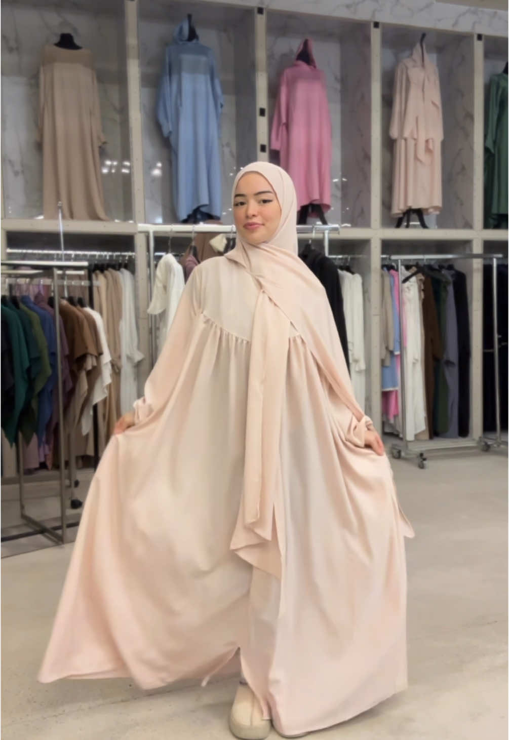 Ferace mit Reisverschluss bei www.nurnisa.de Link in der Bio🤍 #abaya #abayagermany #abayafashion #abayastyle #khimar #khimarfashion #khimarstyle #jilbab #jilbabstyle #hijab #hijabinspiration #hijabstyle #hijabi #modest #modesty #modestfashion #nurnisa #muslim #muslimah