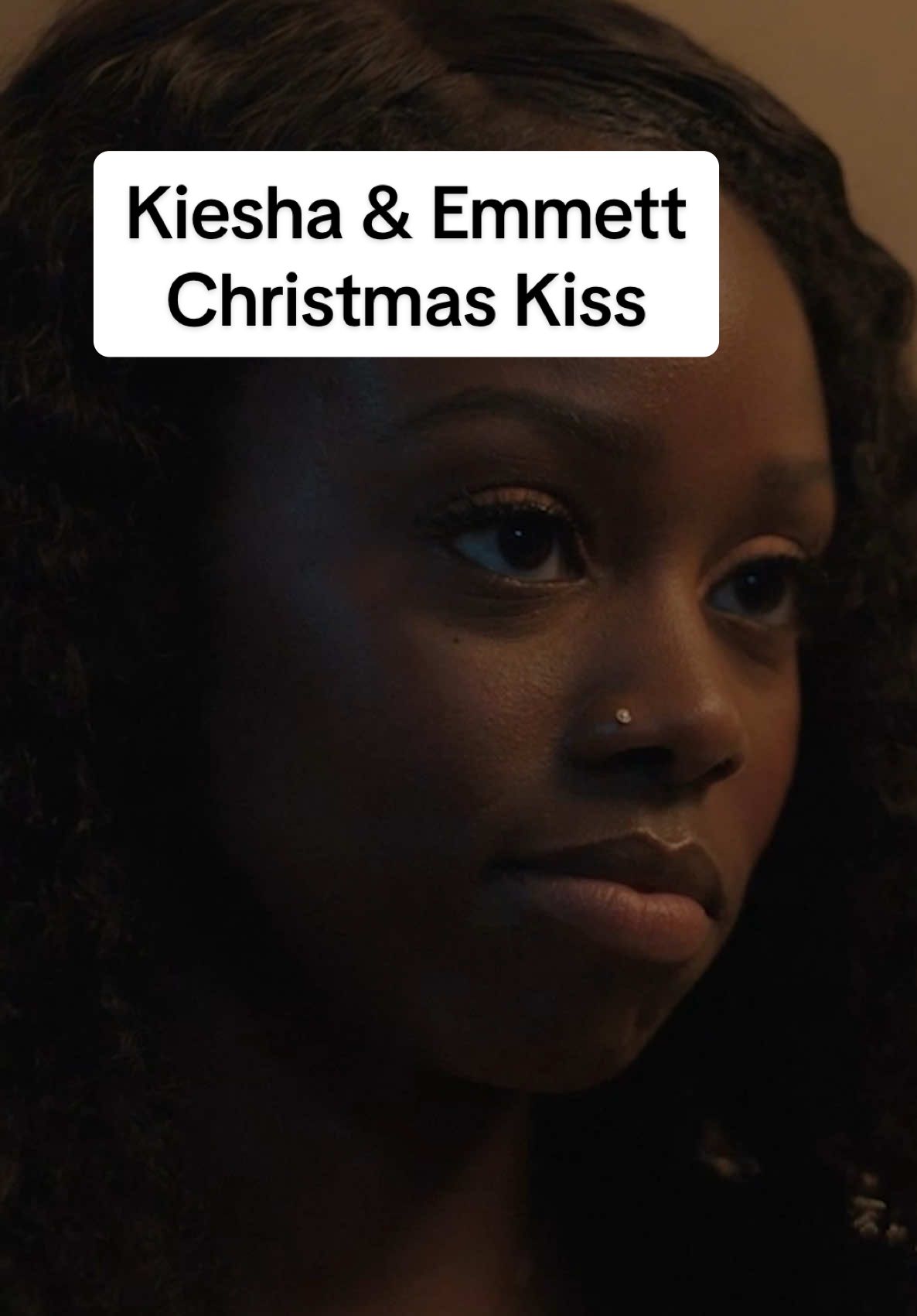 kiss me underneath the mistletoe ❤️ #thechi #emmettandkiesha #emmett #kiesha #jacoblatimore #birgundibaker #christmas #holiday #romantic #blacklove #romance 