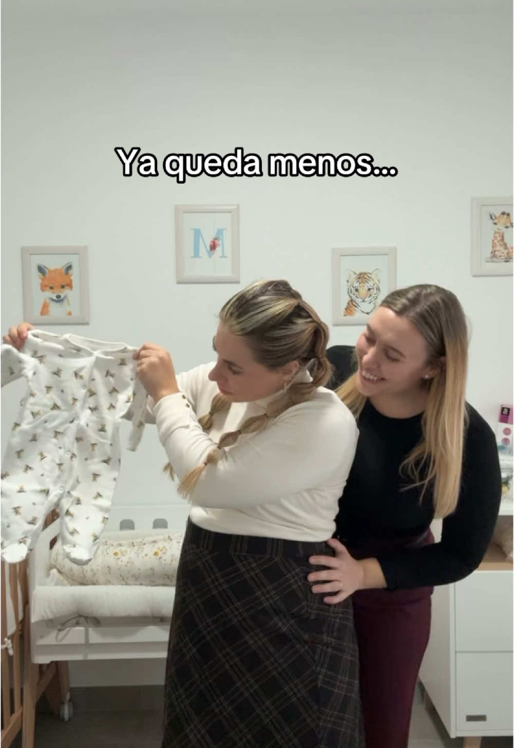 Qué poquito queda para que salga esta pequeñita bonita 🤰🎀🩷 #familiadiamore #couplecomedy #matrimonio #embarazofeliz #humor #comedia #couplegoals #navidad #embarazo #mamaprimeriza 