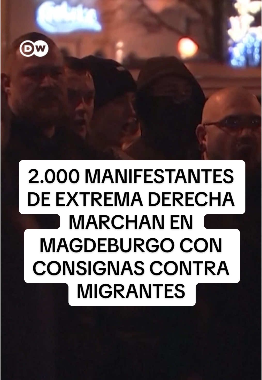 La ultraderecha alemana protesta en Magdeburgo tras el atentado. Mientras más de 2.000 manifestantes de extrema derecha marchaban contra los inmigrantes, otras muchas personas lloraban a las víctimas.  #Magdeburgo #Alemania #mercadonavideno #Navidad #mercadodenavidad 