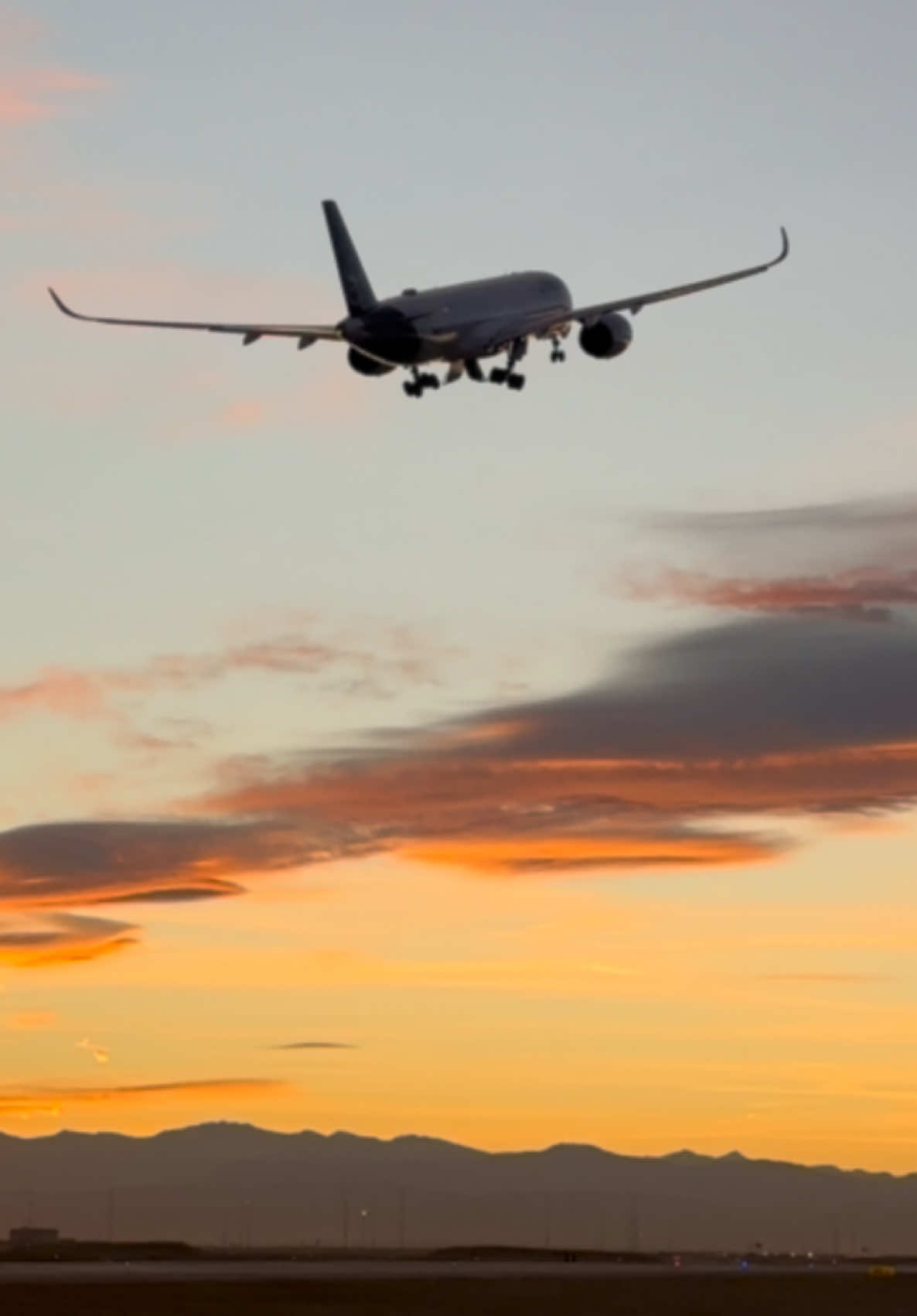 Lufthansa taking off into the sunset before making a U-turn towards Munich. #aviation #aviationlovers #plane #avgeek #fyp #airportops #planespotting #planelovers #travel #airport #flying #airbus #a350 #takeoff #sunset @Lufthansa 