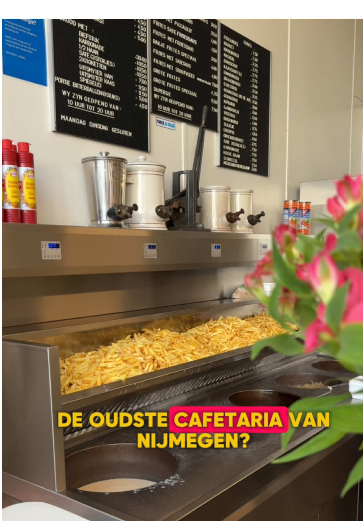 Heel veel mooier ga je de zaakjes niet vinden! Maggi over je friet? Geen probleem, staat hier als vaste kracht op tafel naast peper en zout. De friet hier is fantastisch, precies de reden dat restaurants friet van Vuurens als side serveren 🍟 Iconische zaak, tijdloze inrichting en gewoon echt kwalitatief goed en lekker eten. Pareltje van Nijmegen! ✨ • • • #schaftzonderspijt #calorierijkecontent #vettenekvrijdag #parelsuitdefrituur #vetfluencer #nijmegen #vuurens #cafetariavuurens #snackbar #vuurensnijmegen #versefriet #snacks #friet #snackbarlife #patat #snacklife #bruynfruit #frituur #foodcoma #ditisnijmegen 