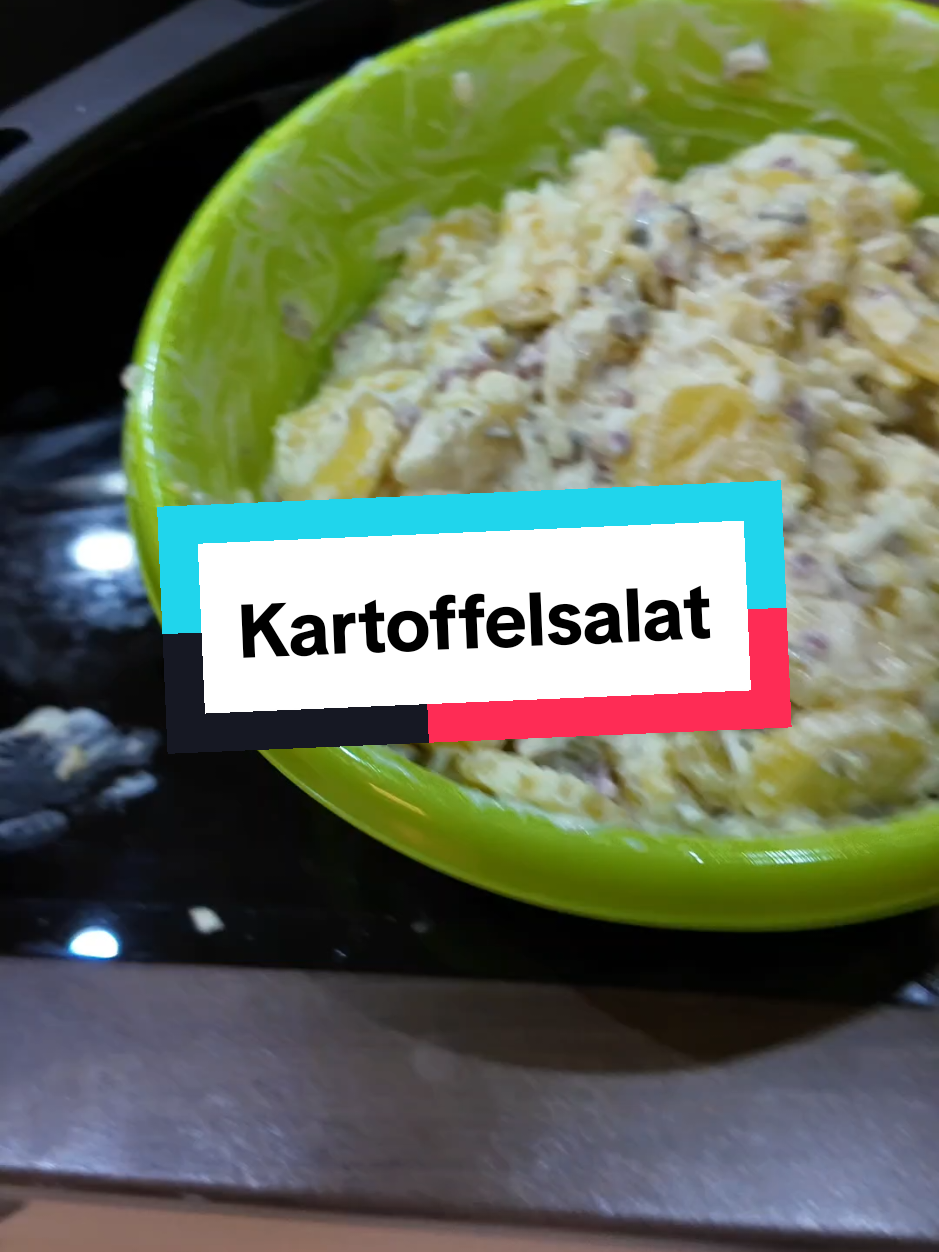 Kartoffelsalat ist ja absolute Tradition. Wer macht das auch und in welchem Team seid ihr ? Team Majo oder Team Öl ? Zutaten 2kg Kartoffeln 200g Cornichons 3 kleine Zwiebeln 250g gewürfelter Schinken 2 Eigelb 2 TL Senf ca 400ml Sonnenblumenöl Halbes Glas Gurkenwasser Butter Mehl, Salz und Pfeffer #lecker #essen #simplerecipe #einfach #rezeptideen #dialekt #osten #kochen #einfacherezepte #kartoffelsalat #tiktokfood #weihnachten #heiligabend 