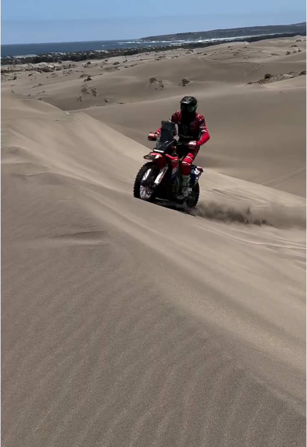 The perfect playground for two wheels and endless adrenaline. 🏍️💥 Ig: quintanilla102 Where’s your favorite place to ride? #rallybikes #rallydakar #offroad #adventure