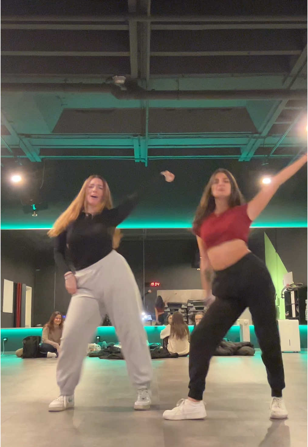 recreating our most viral post @Sophiaa @Seren.ra ♥️ #tiktokdance #danchechallenge #dc #dance #dancetrend #tiktoktrend #everybodydancenow 