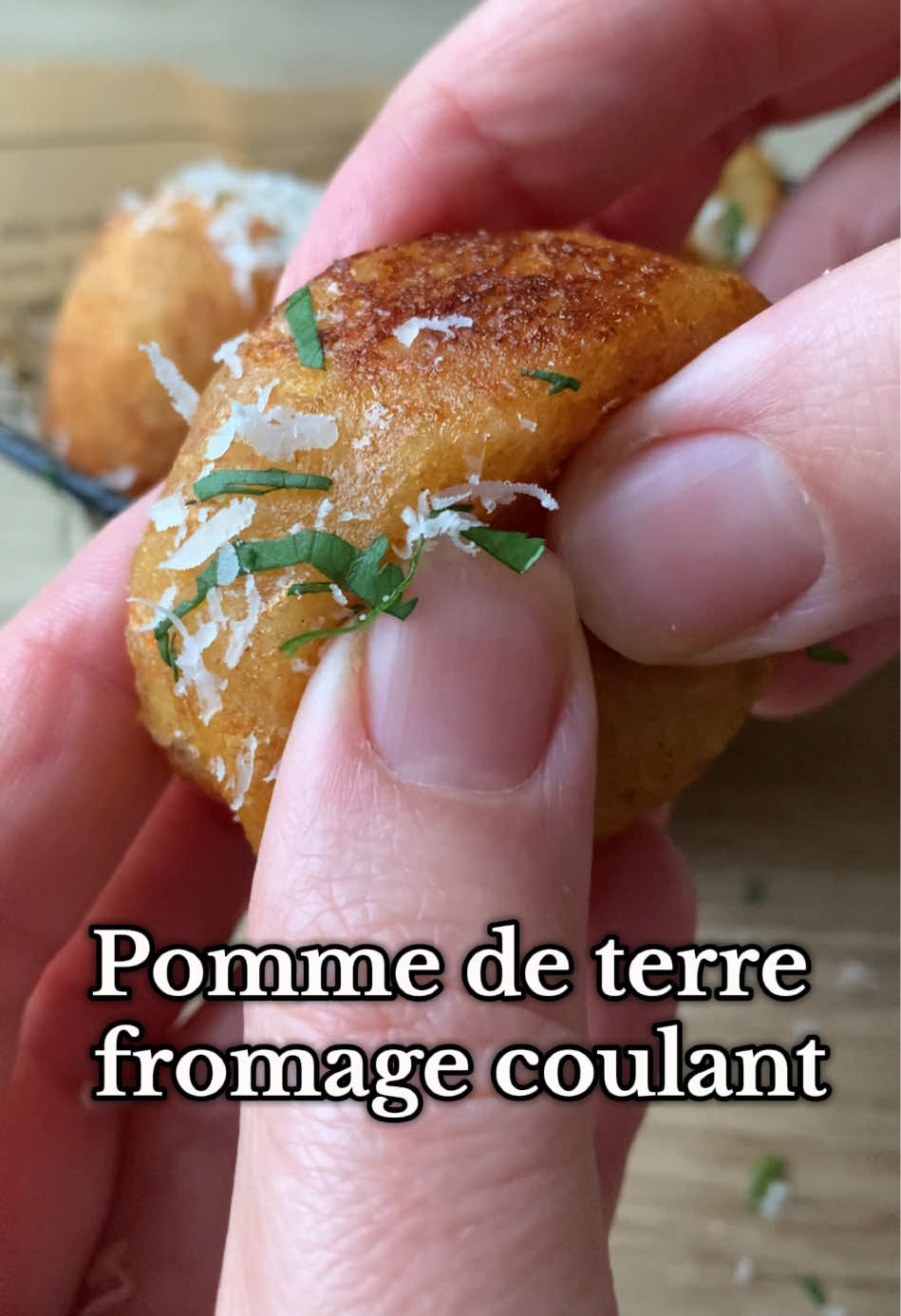 Des boulettes croustillantes à la pomme de terre avec un cœur fondant de fromage 🧀🔥 La recette facile qui va régaler tout le monde ! #Foodie #recettetiktok #pommedeterre #fromage #croustillant #crispy 