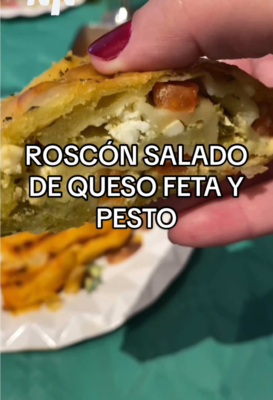 Respuesta a @Ivan ROSCÓN SALADO AL PESTO 😋  Esta receta parece complicada pero realmente tiene sólo 2 pasos principales! Aquí tenéis el PASO A PASO:  - Extendemos la masa de pizza y la cubrimos con pesto fresco.  Ahora para el relleno seguimos con una capa de queso feta y de tomate fresco (intentad cortarlo pequeñito).  - Hora de cerrar el roscón! Con cuidado, vamos enrollando la masa sobre si misma. Y con cuidado vamos moviéndola poco a poco hasta juntar los dos extremos.  - Le hacemos unos cortes para que la masa no se rompa al hornear, pintamos con huevo y terminamos con un poco de albahaca por encima... y al horno 15-20 minutos a 220 grados. Y LISTO!  #aperitivo #fingerfood #picoteo #amigos #christmas #navidad #FoodTok #fyp #recetasfaciles #EasyRecipe #food #Receta #viraltiktok #viral #parati #Foodie #cenaconamigos #roscon #rosconsalado #pesto #feta 