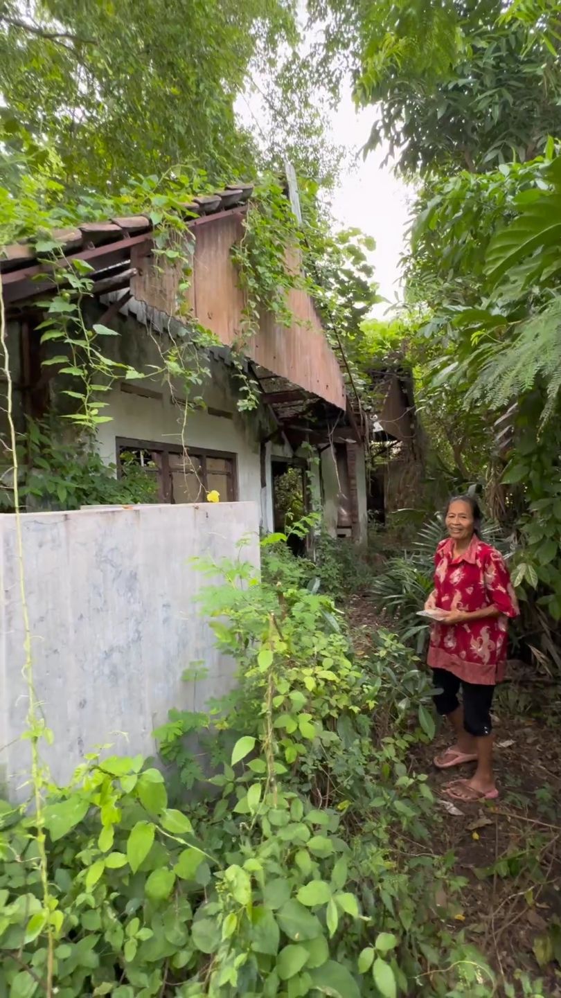 seorang nenek 70 tahun tinggal dekat kamar mayit.. 😨‼️ selengkapnya di youtube aziz nurahman#ceritahorrorku #kisahhorrorku #kisahseram #rumahangker #viralrumah #penampakanhantu #penampakankuntilanak 