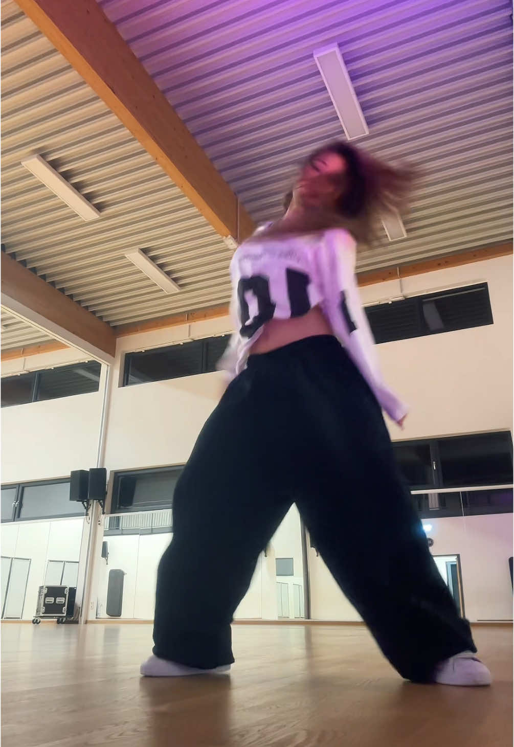 wie perfekt passt dieses licht im hintergrund bitte??? (dc: @𝐙𝐀𝐇𝐈𝐃𝐄 ?) #dancechallenge #dancer #fürdich #fyp 