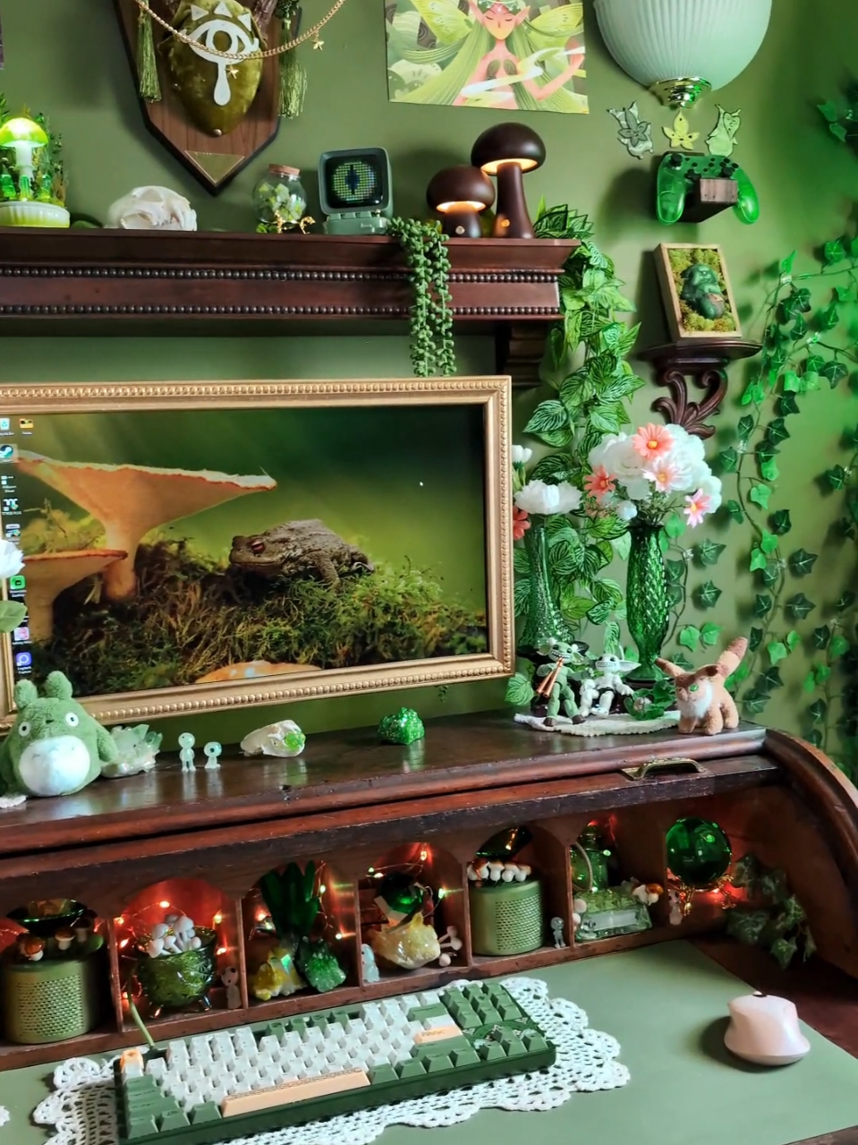 ✨🌿🖥️ #cozy #green #fantasy #GamingSetup #cozygamingsetup #setupinspiration #desksetup #cozydesksetup #gamingdesk #pcsetup #custompc #gamingpc #battlestation #goblincore #moodymaximalism #whimsigoth #darkcottagecore #darkfantasy #hobbitcore #homeoffice #maximalist #roomdecor #antique #rolltopdesk 