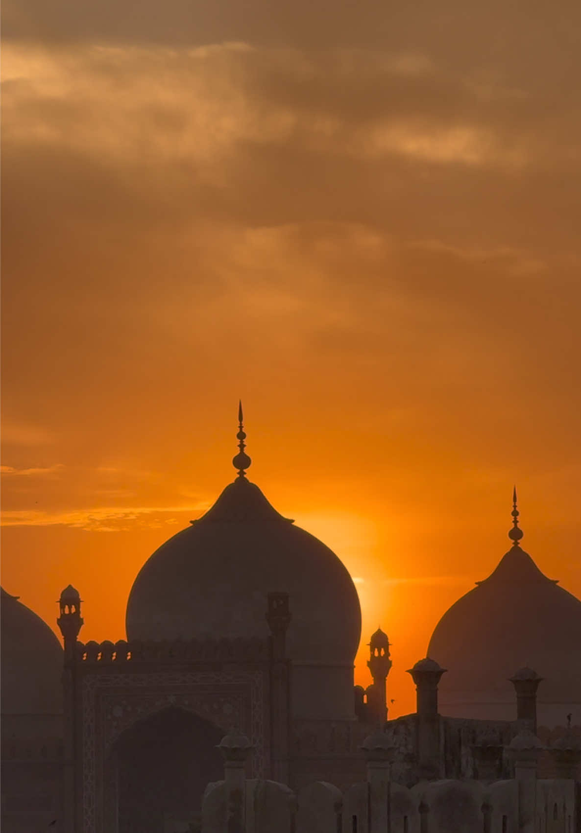 [LOST IN THE BEAUTY OF BADSHAHI MASJID🕌✨] . . . #lahore #badshahimasjid #badshahimosque #historical #cultural #moon #peace #beautiful #tiktok #aesthetic 