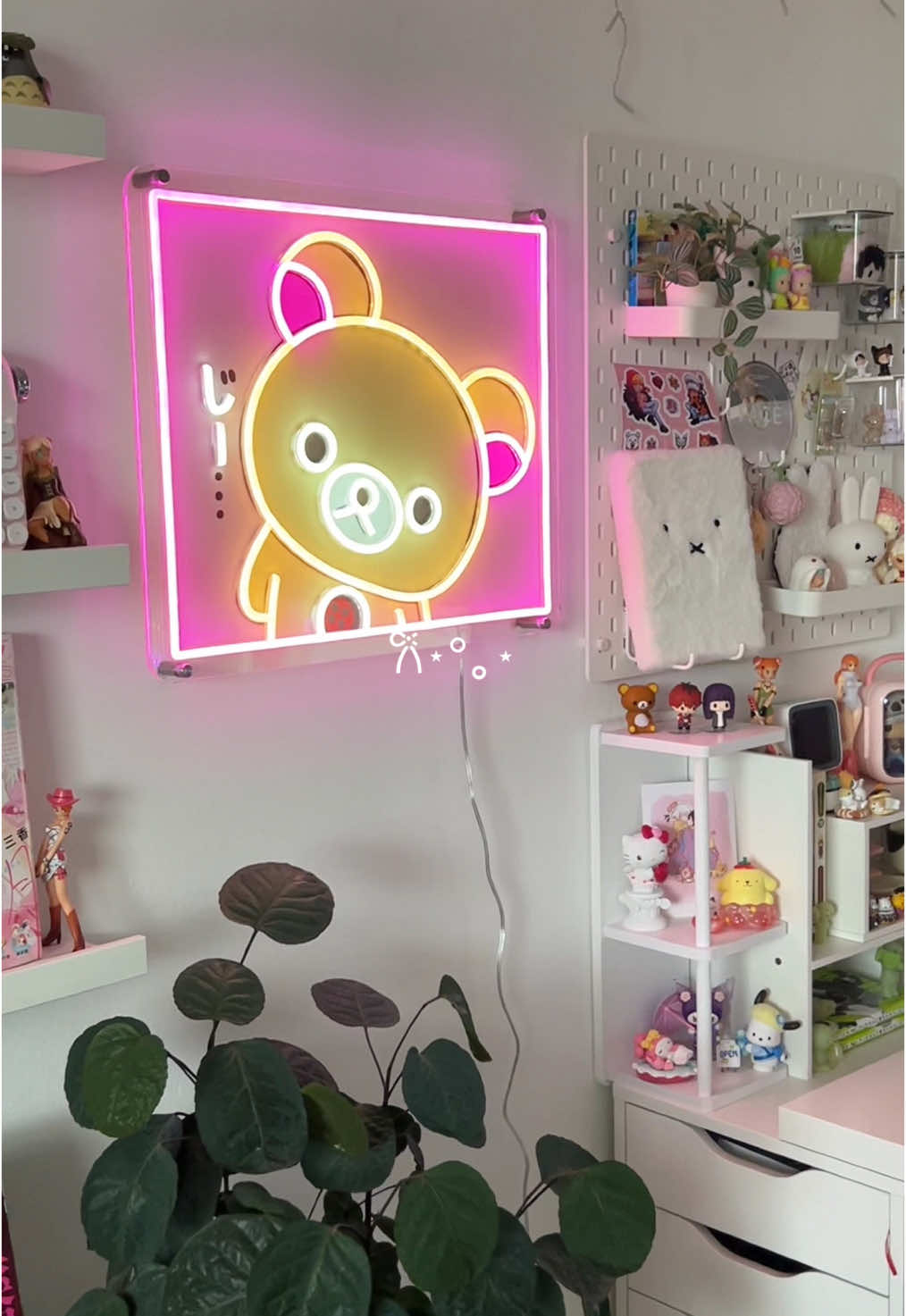 𐙚⋆° the cutest neon sign everrrrr!!٩(^ᗜ^ )و ´- it fits this area of my room SO well literally obsessed!! 🙂‍↕️🤍 thank you @GSJJNeonsigns!🫶🏻 ✨bio is in my link if u wanna customize your own neon sign❕❕❕ #rilakkuma #korilakkuma #neonsign #GSJJ #neonsigns #customneonsigns #room #roominspo #setup #setupgaming #setupinspo #RoomTour #fyp #trinkets #roomdecor 