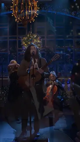 Hozier performed 'Fairytale of New York' on Saturday Night Live 🎄🎵 What a stunning tribute 💛 📸 SNL